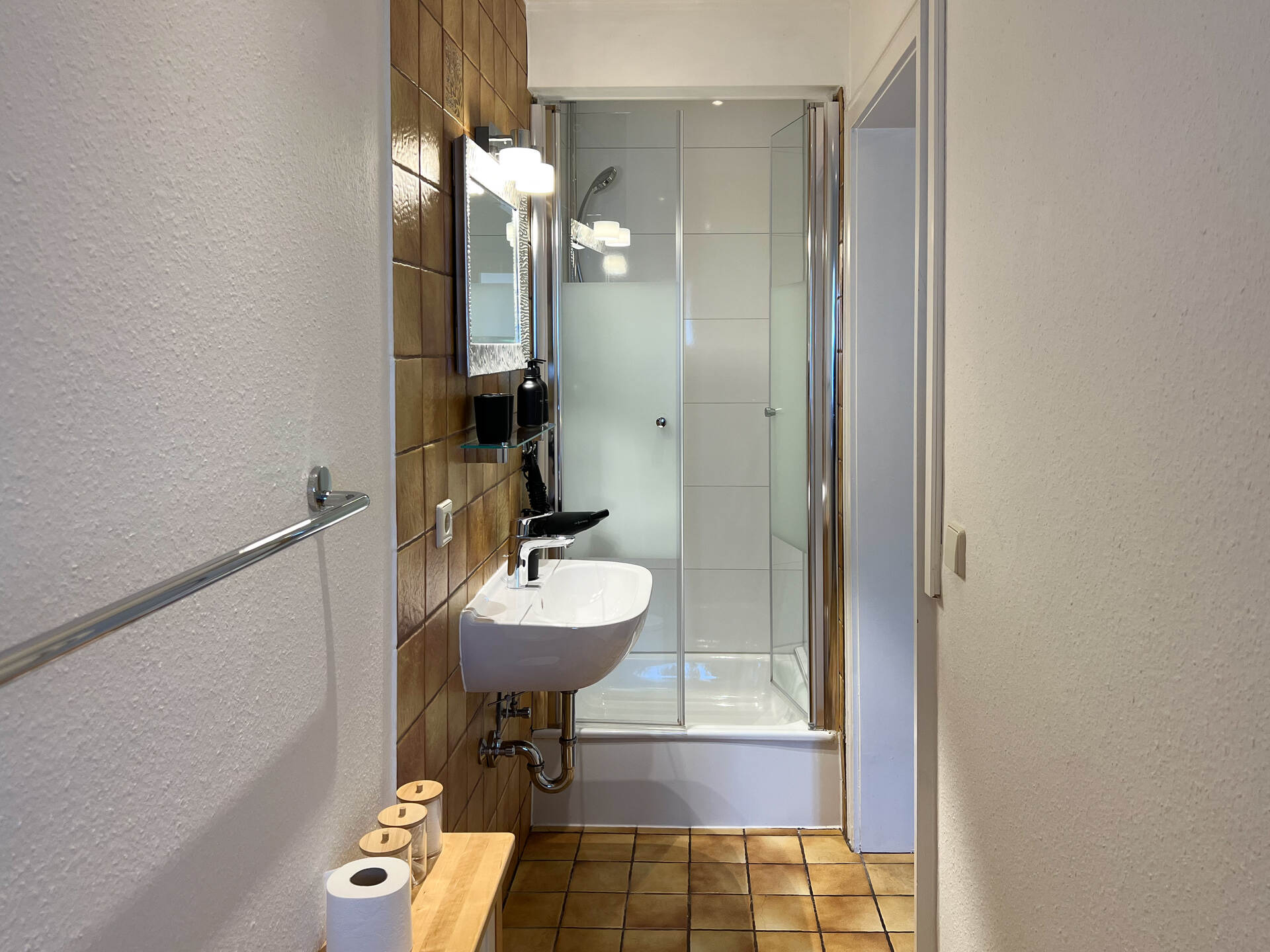 Badezimmer mit Dusche und Waschbecken