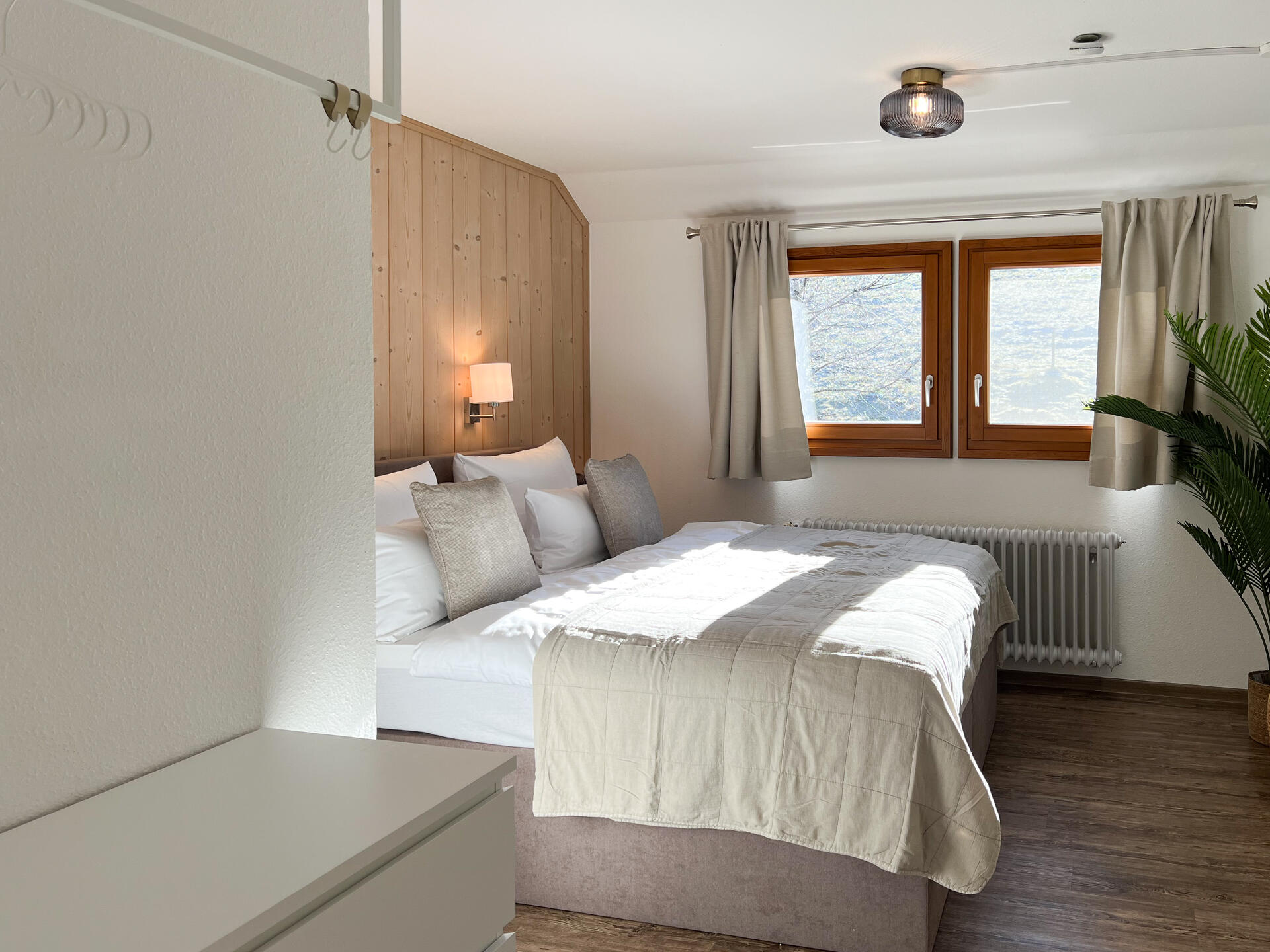 Helles Schlafzimmer mit Fensterblick