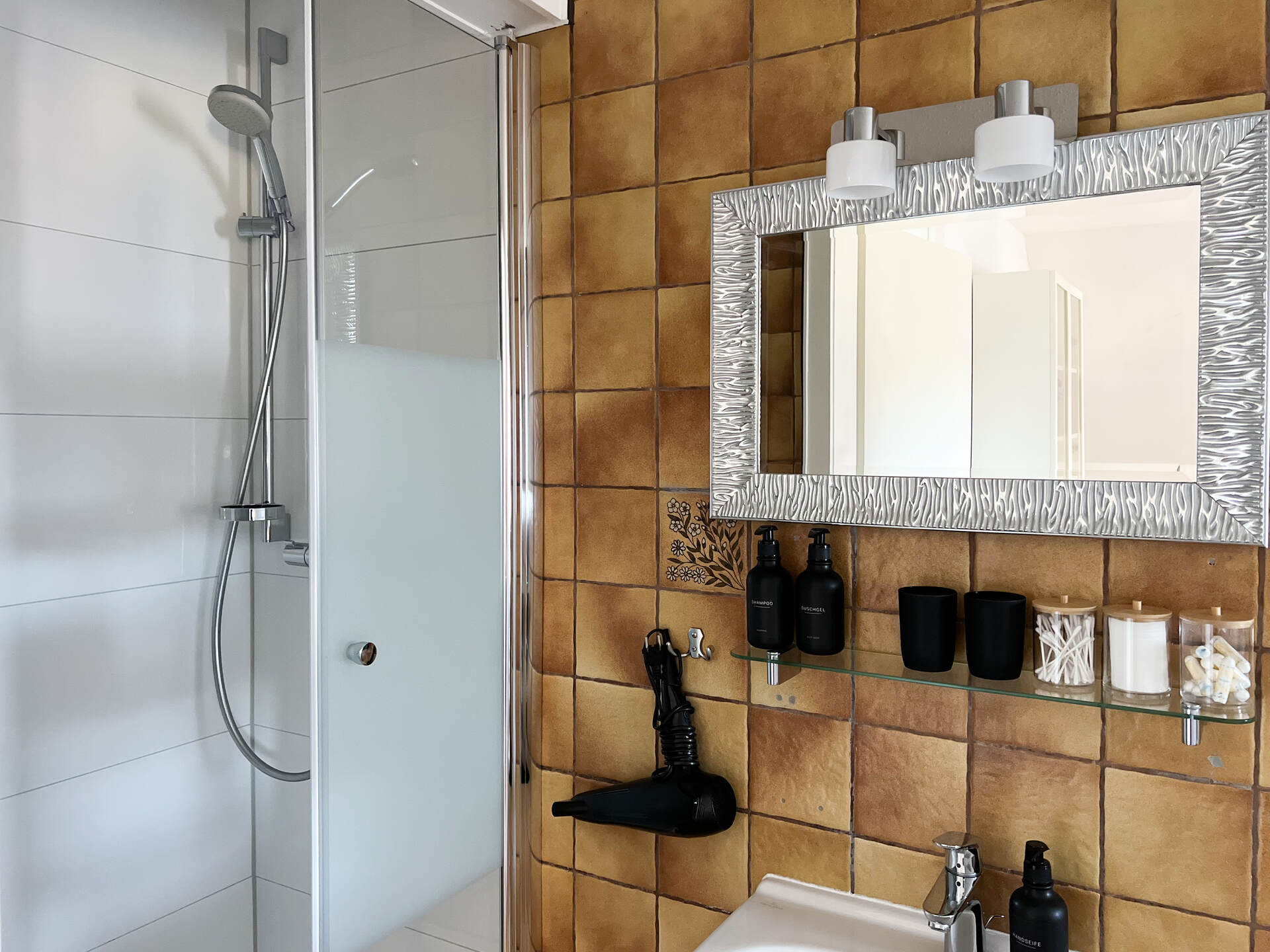 Schwarze Spender fuer Shampoo und Duschgel