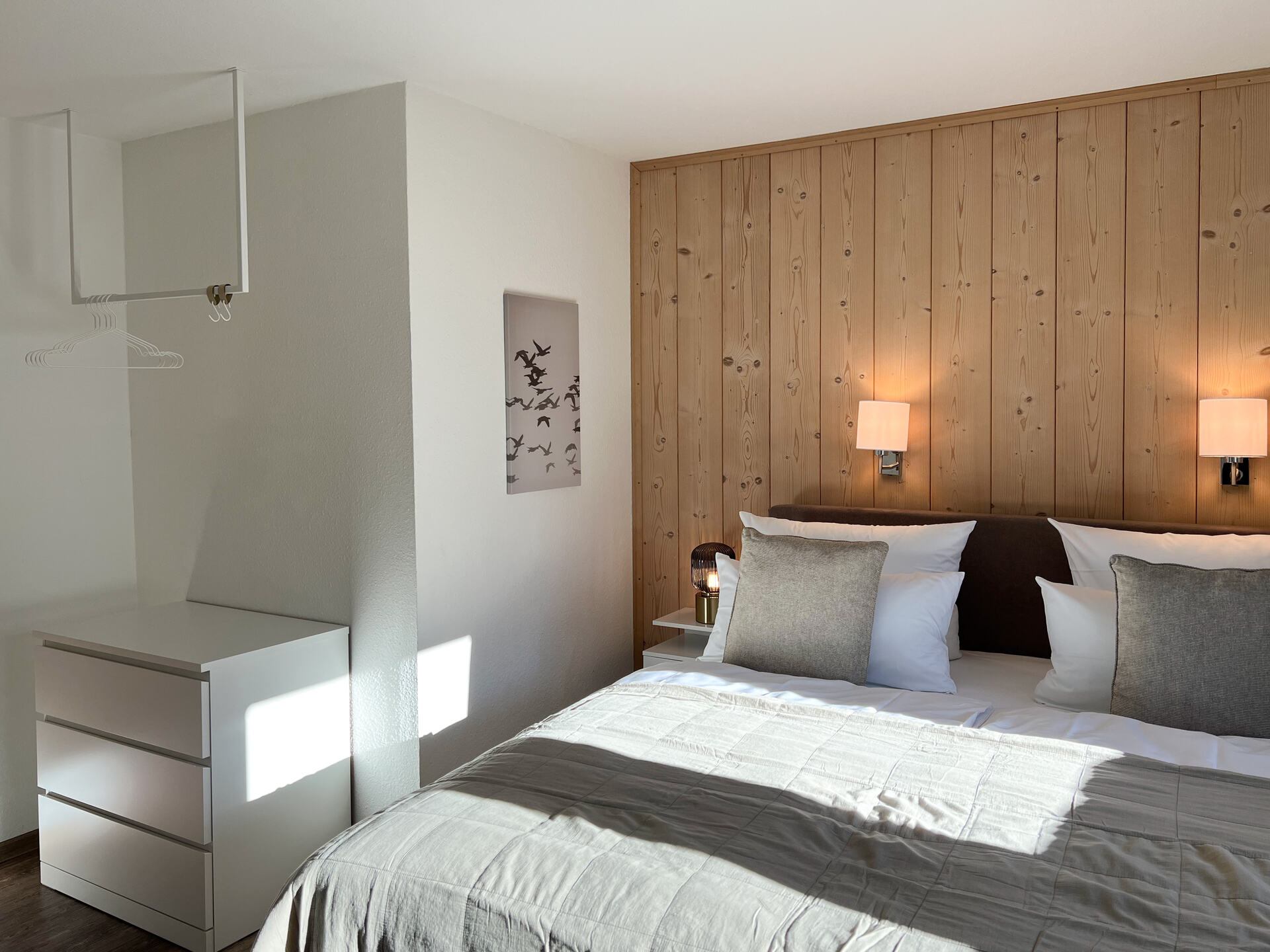 Schlafzimmer mit Kommode und Wandbild