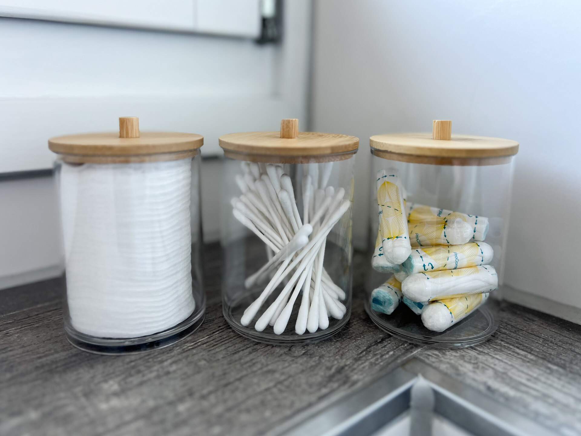 Glaeser mit Wattepads, Staebchen und Tampons