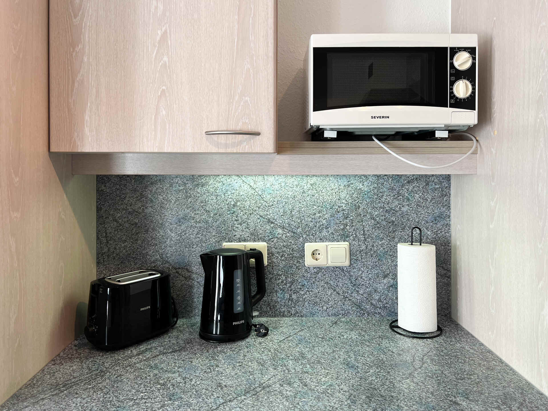 Kuechenzeile mit Toaster, Wasserkocher und Mikrowelle