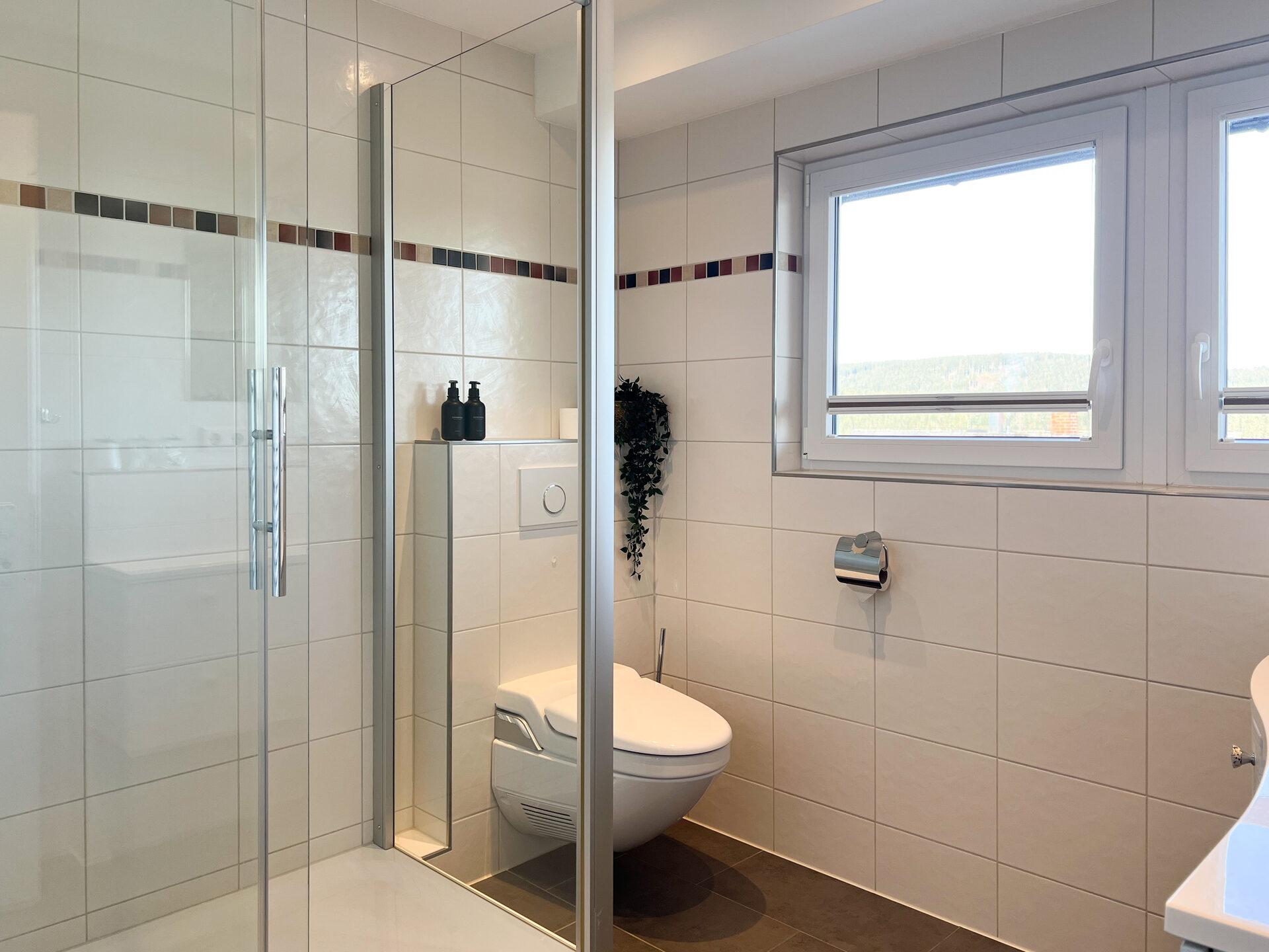 Grosses Bad mit Dusche, Fenster und WC