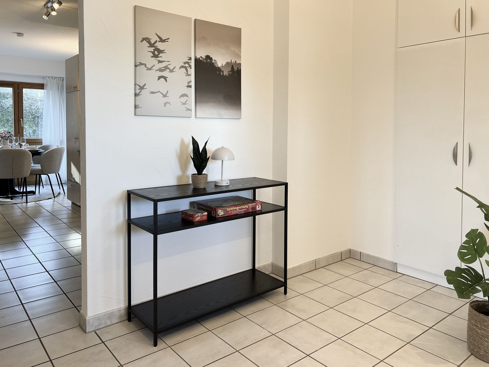 Flur mit Blick in die helle Kueche mit Esstisch