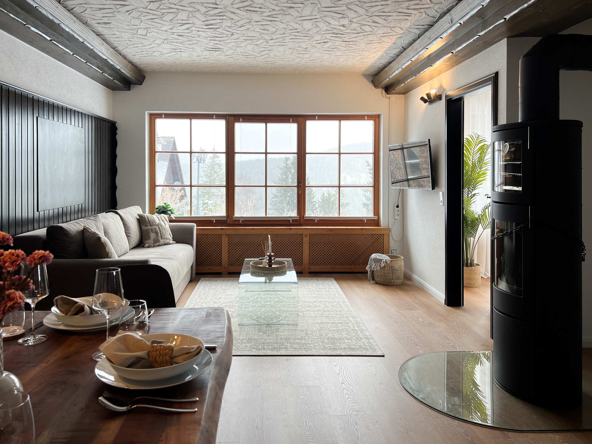 Wohnzimmer mit Ausblick und grosser Fensterfront