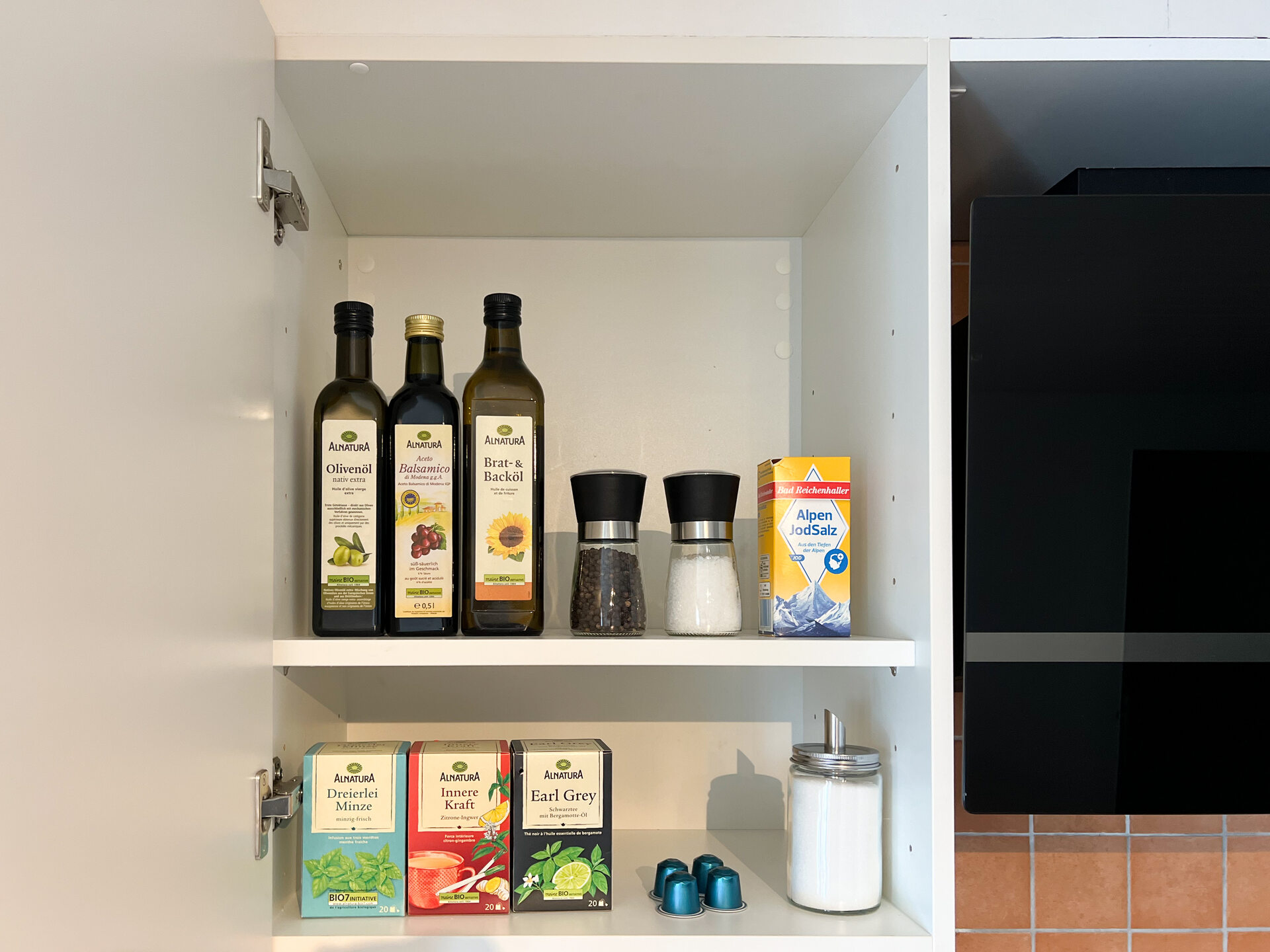 Vorratsschrank mit Oel, Salz und Tee
