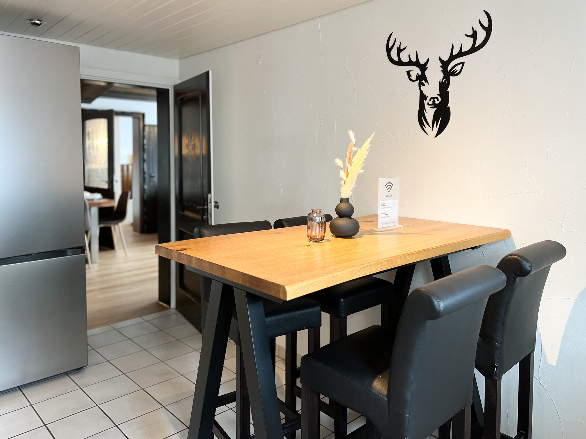 Esstisch mit schwarzen Stuehlen in der Kueche