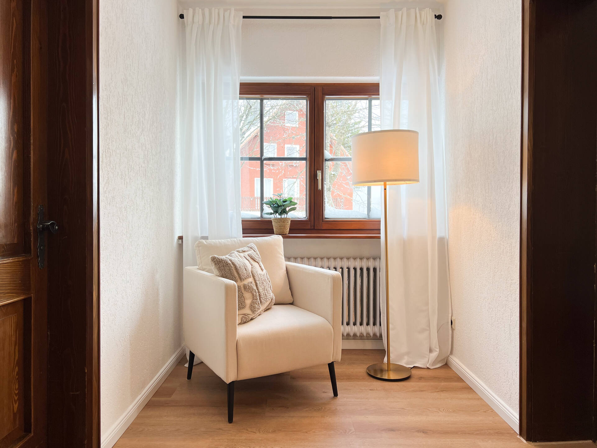 Gemuetliche Leseecke mit Sessel und Stehlampe