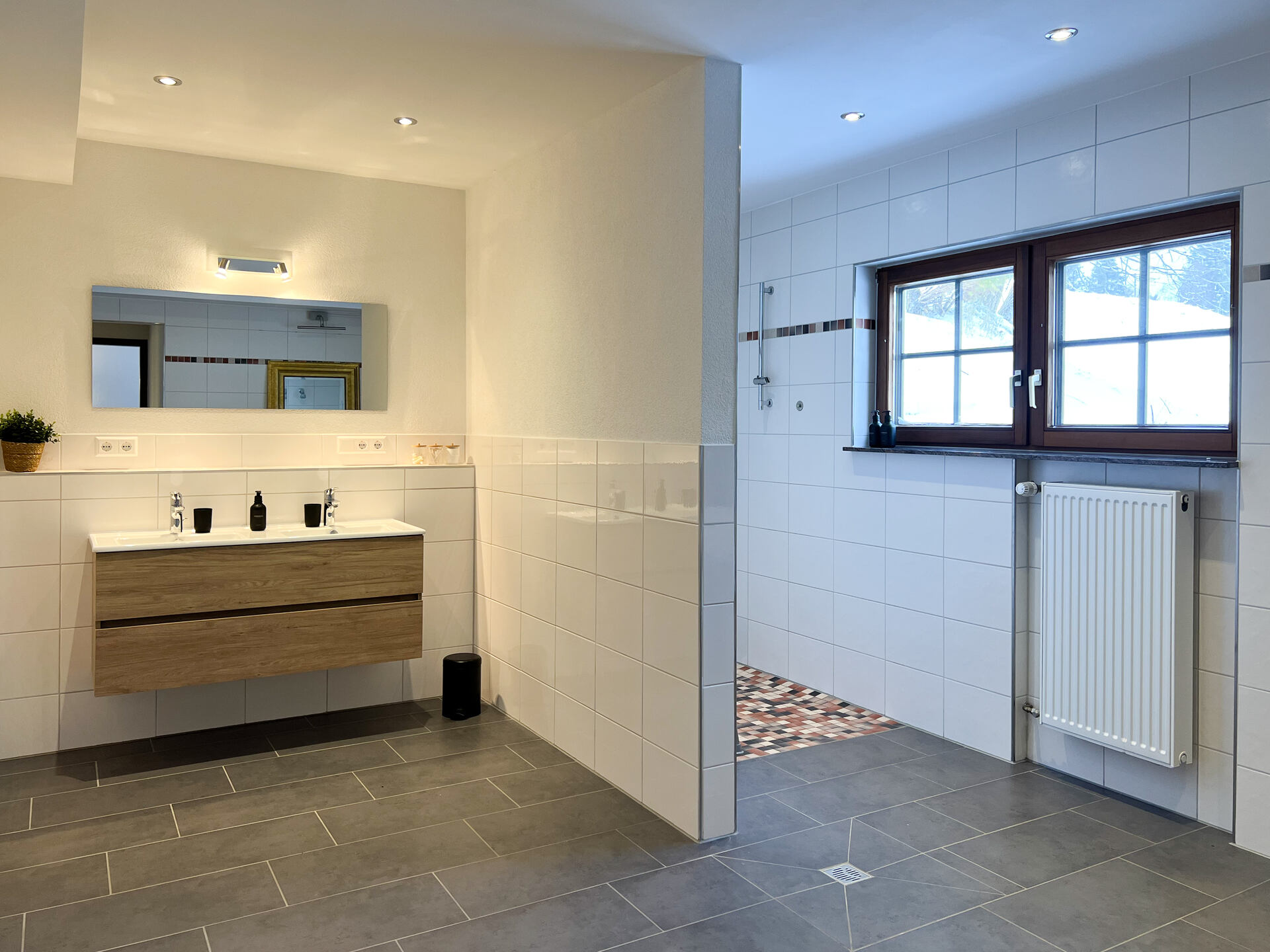 Doppelwaschbecken mit Holzunterschrank und Spiegel