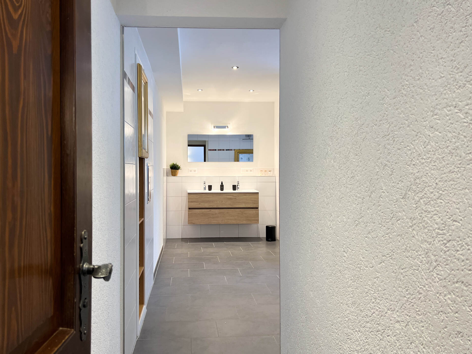 Blick vom Flur ins moderne Badezimmer