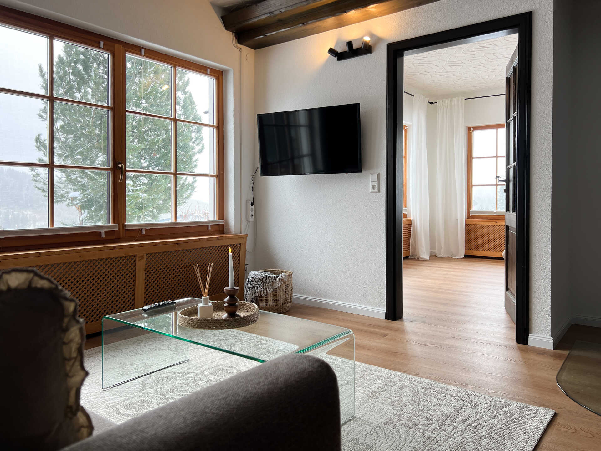 Uebergang Wohnzimmer zum Schlafzimmer mit TV