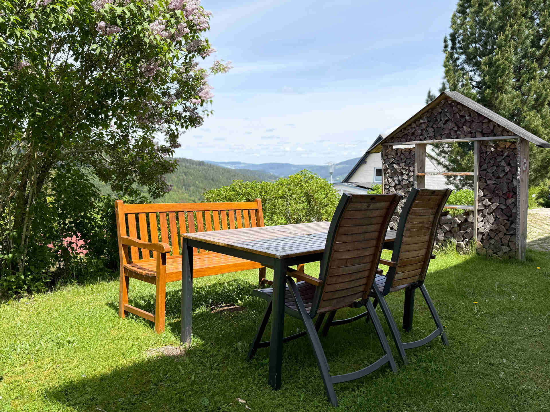 Sitzgruppe im privaten Garten mit Blick in die Berge