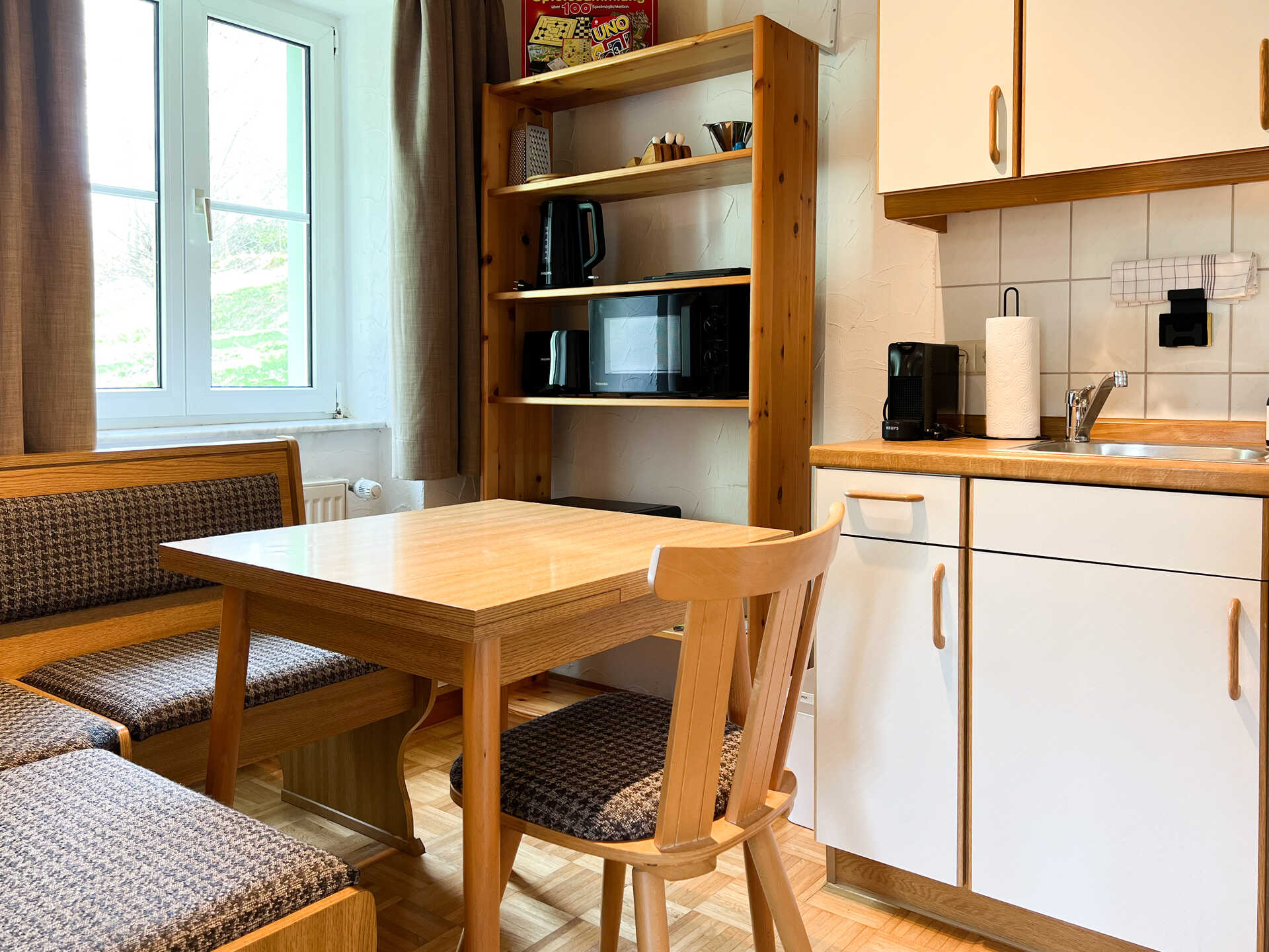 Essbereich mit Sitzecke und Kuechenzeile
