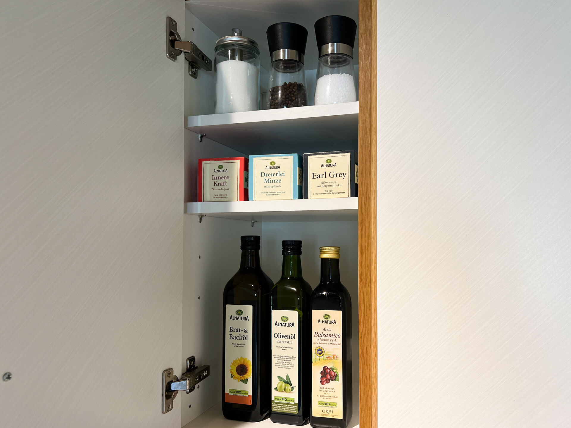 Vorratsschrank mit oel, Tee und Gewuerzen