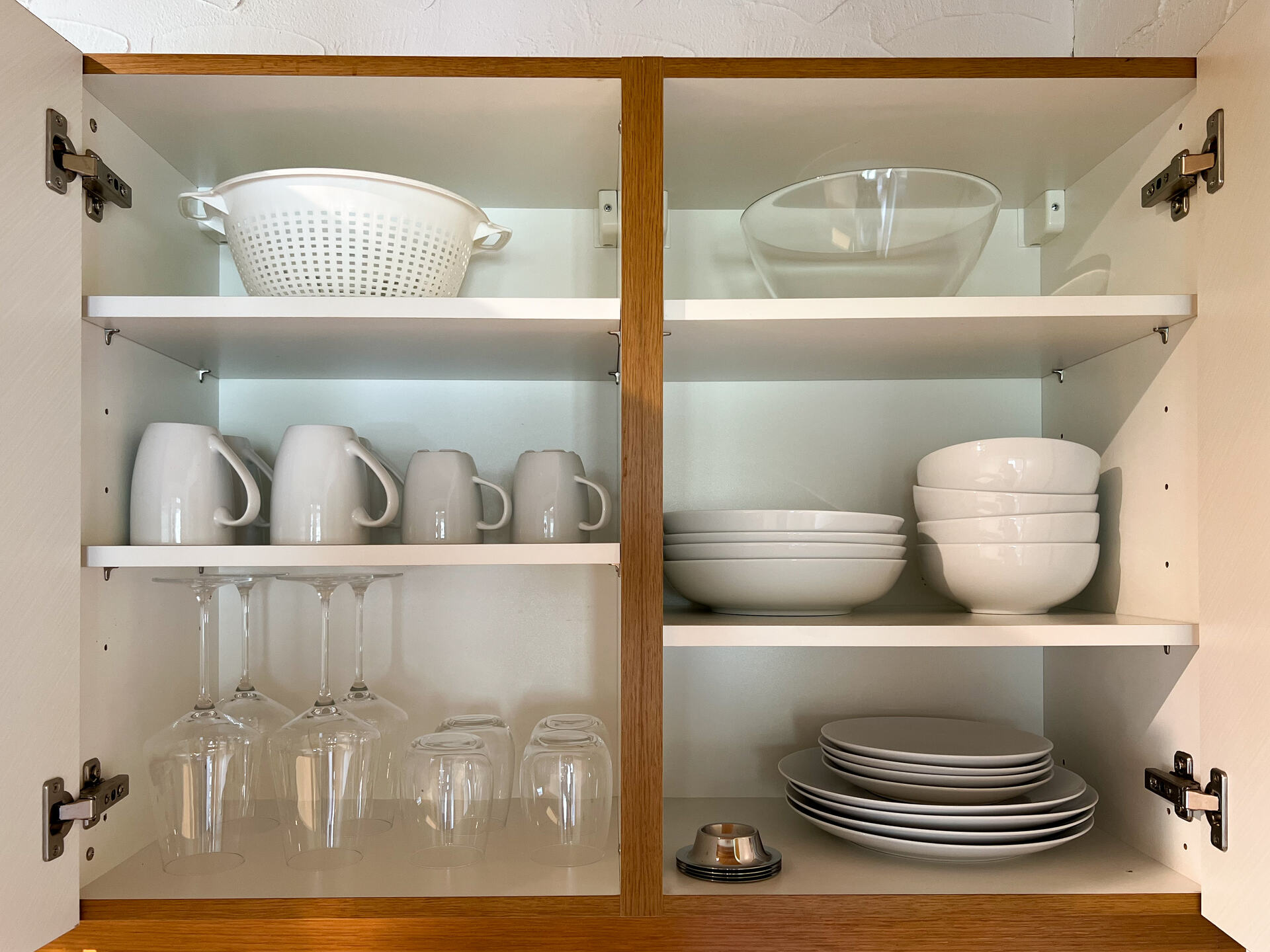 Kuechenschrank mit Geschirr und Glaesern