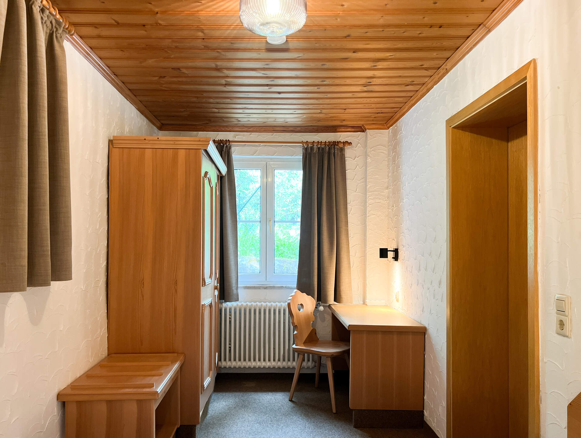 Schlafzimmer mit Schreibtisch und Fenster