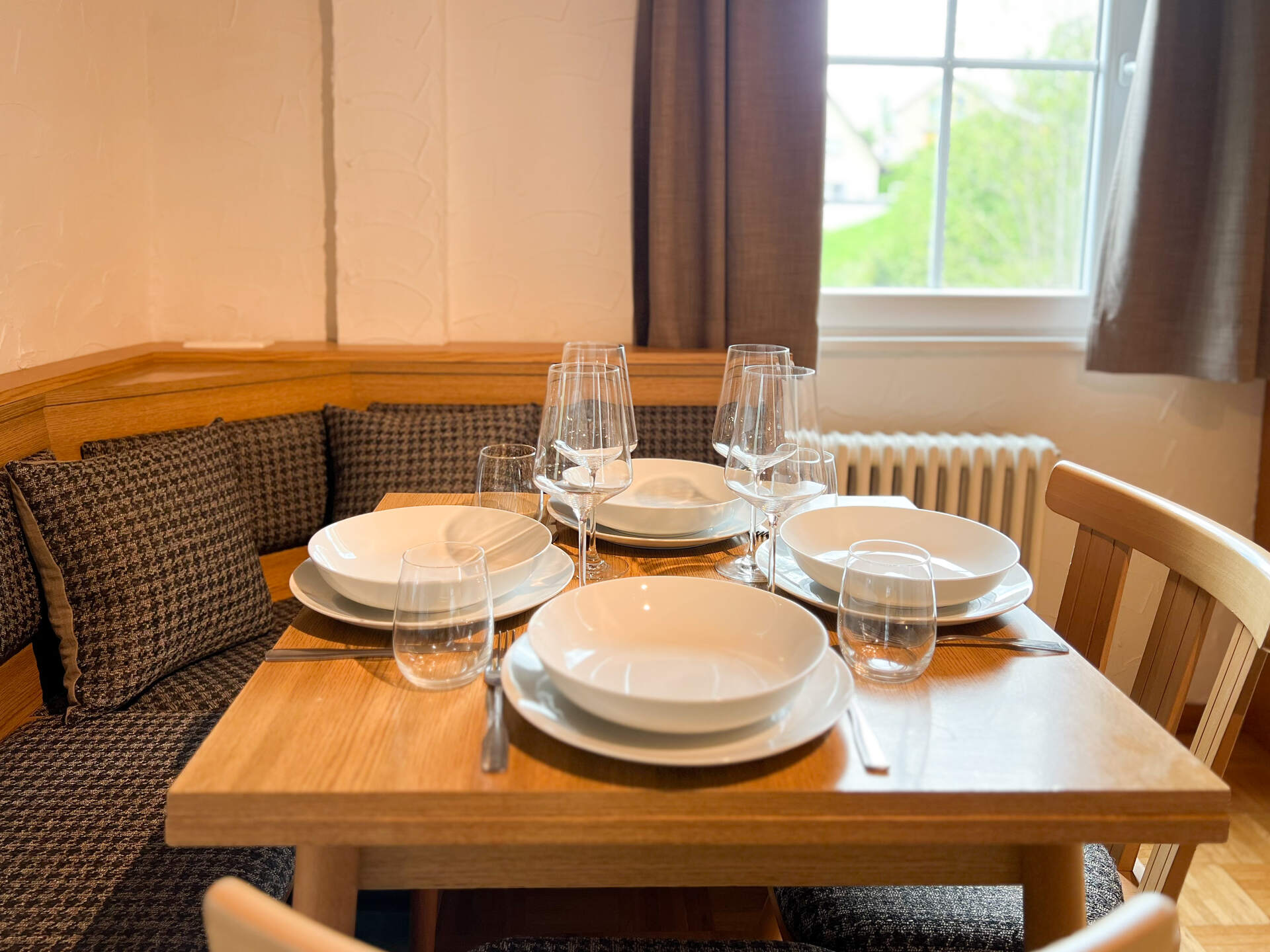 Esstisch mit Gedeck und Eckbank
