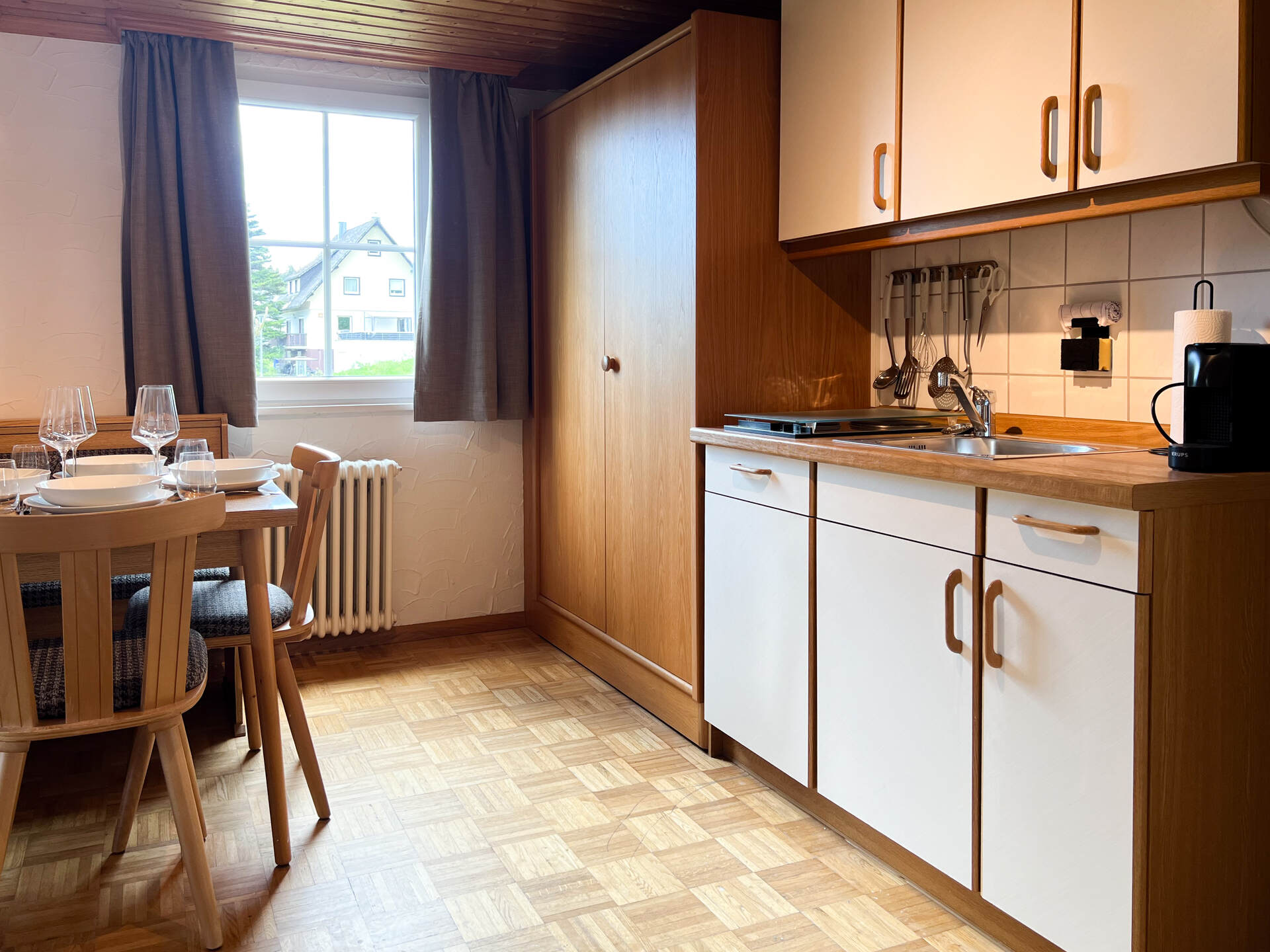 Essbereich mit Fenster und Kuechenzeile