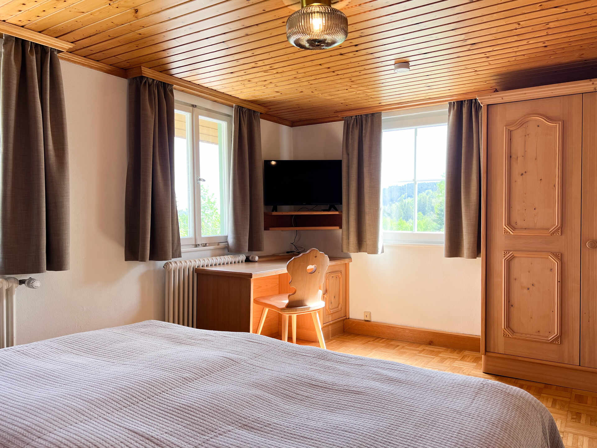 Schlafzimmer mit Ausblick und TV