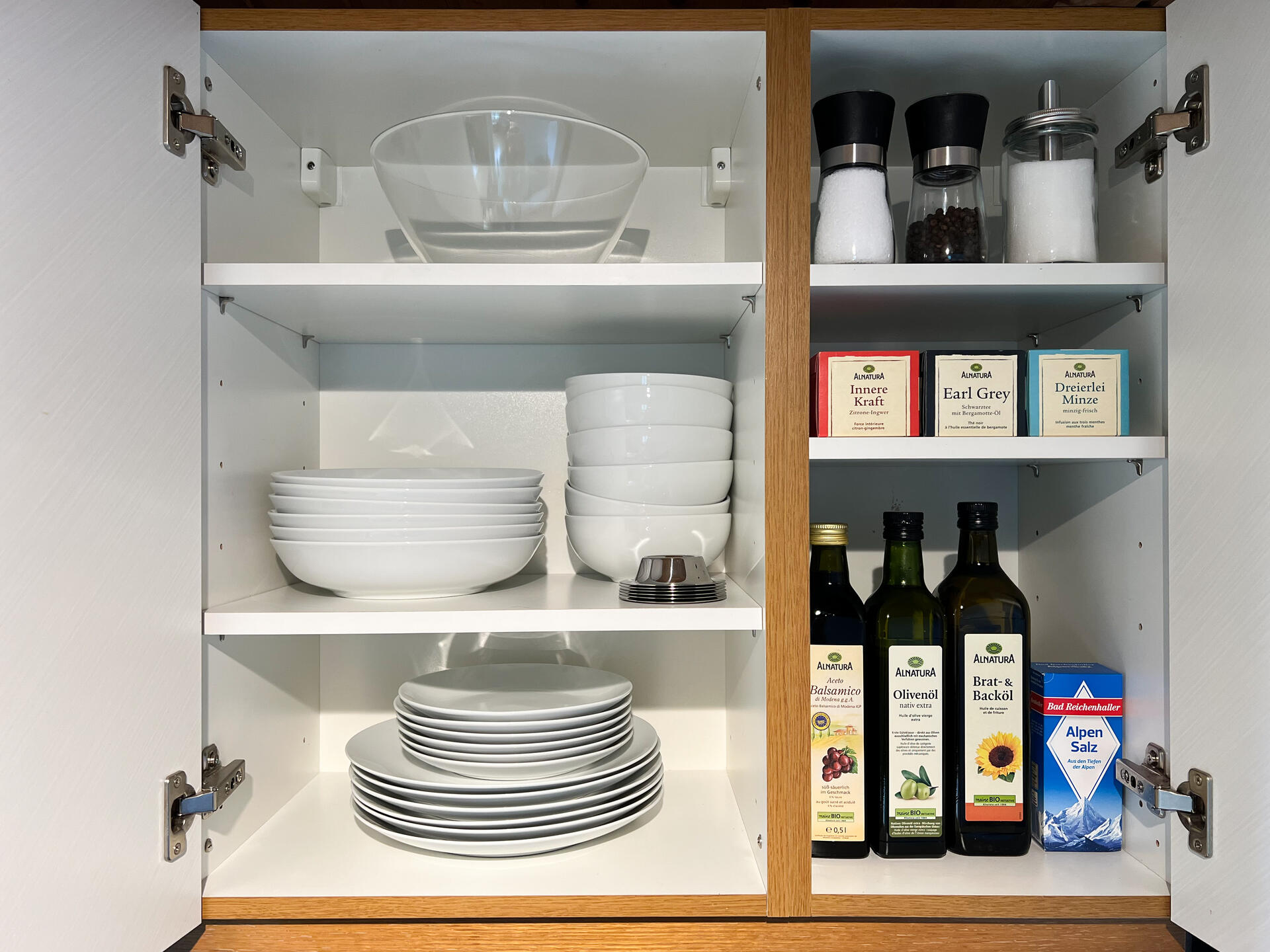 Kuechenschrank mit Geschirr und Vorraeten