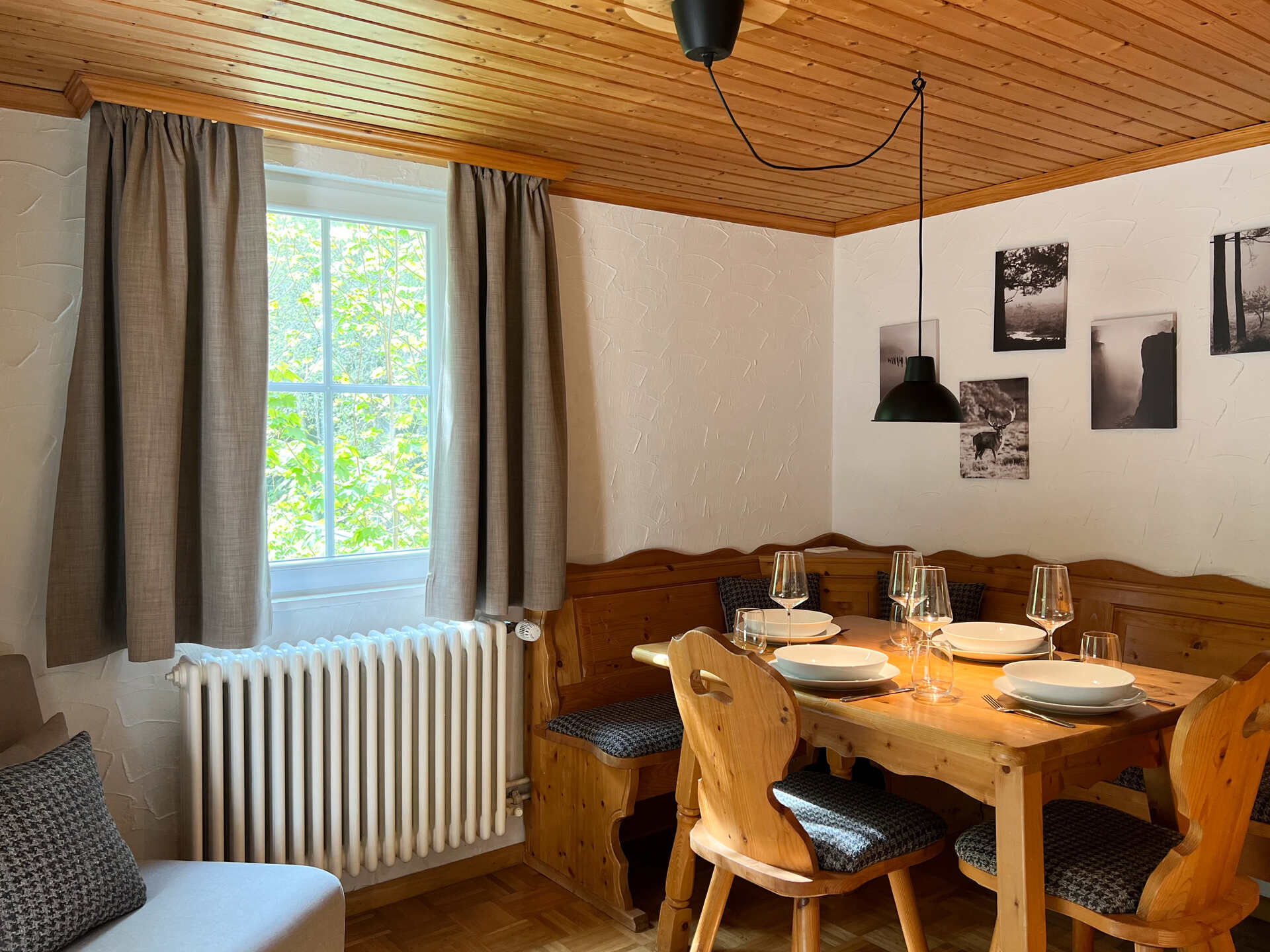 Eckbank mit Holztisch und gedecktem Geschirr