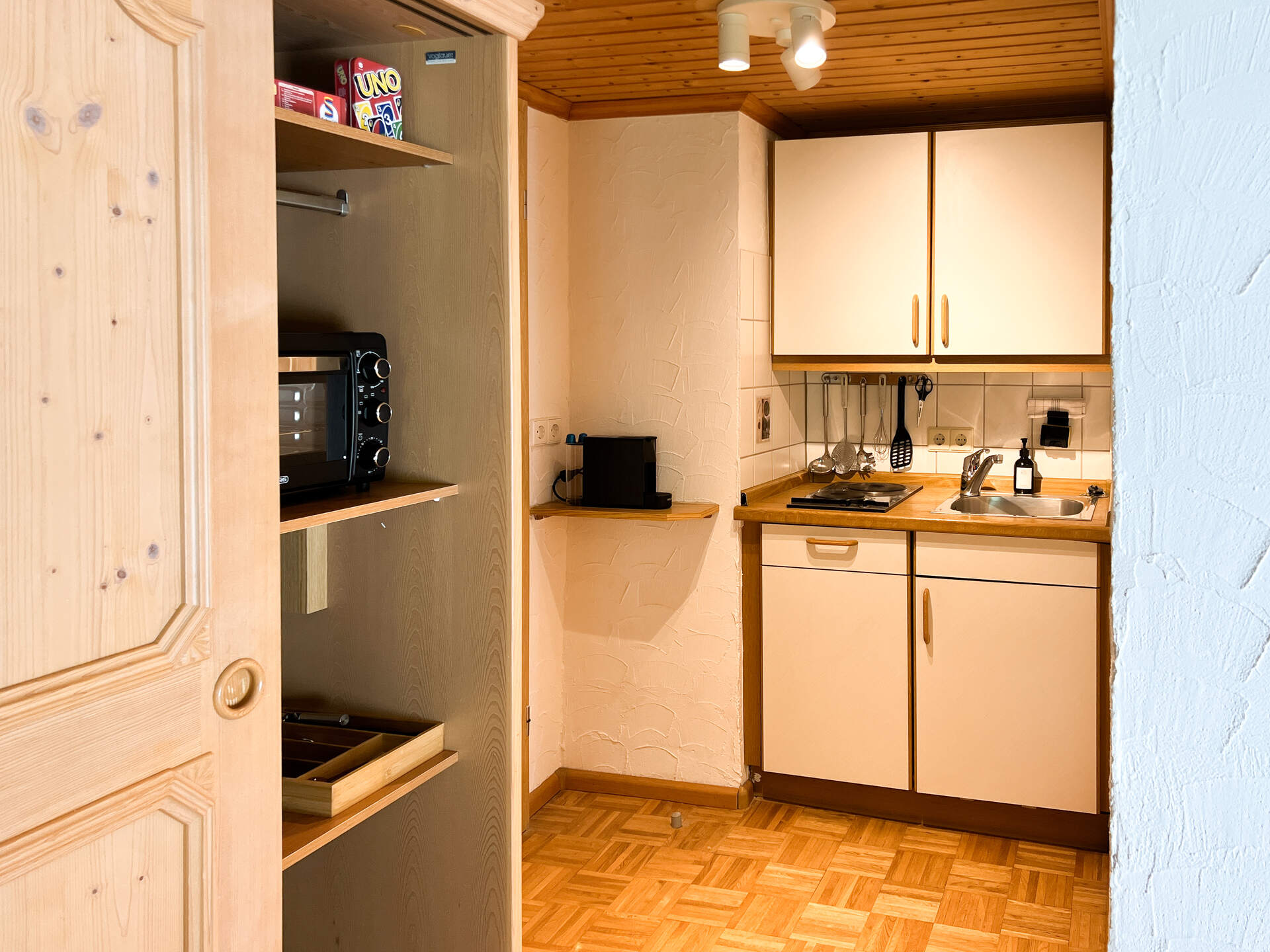 Kompakte Kuechenzeile mit Spuele und Herd