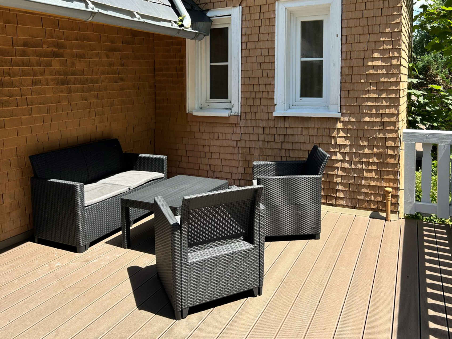 Balkon mit Rattanmoebeln und Tisch