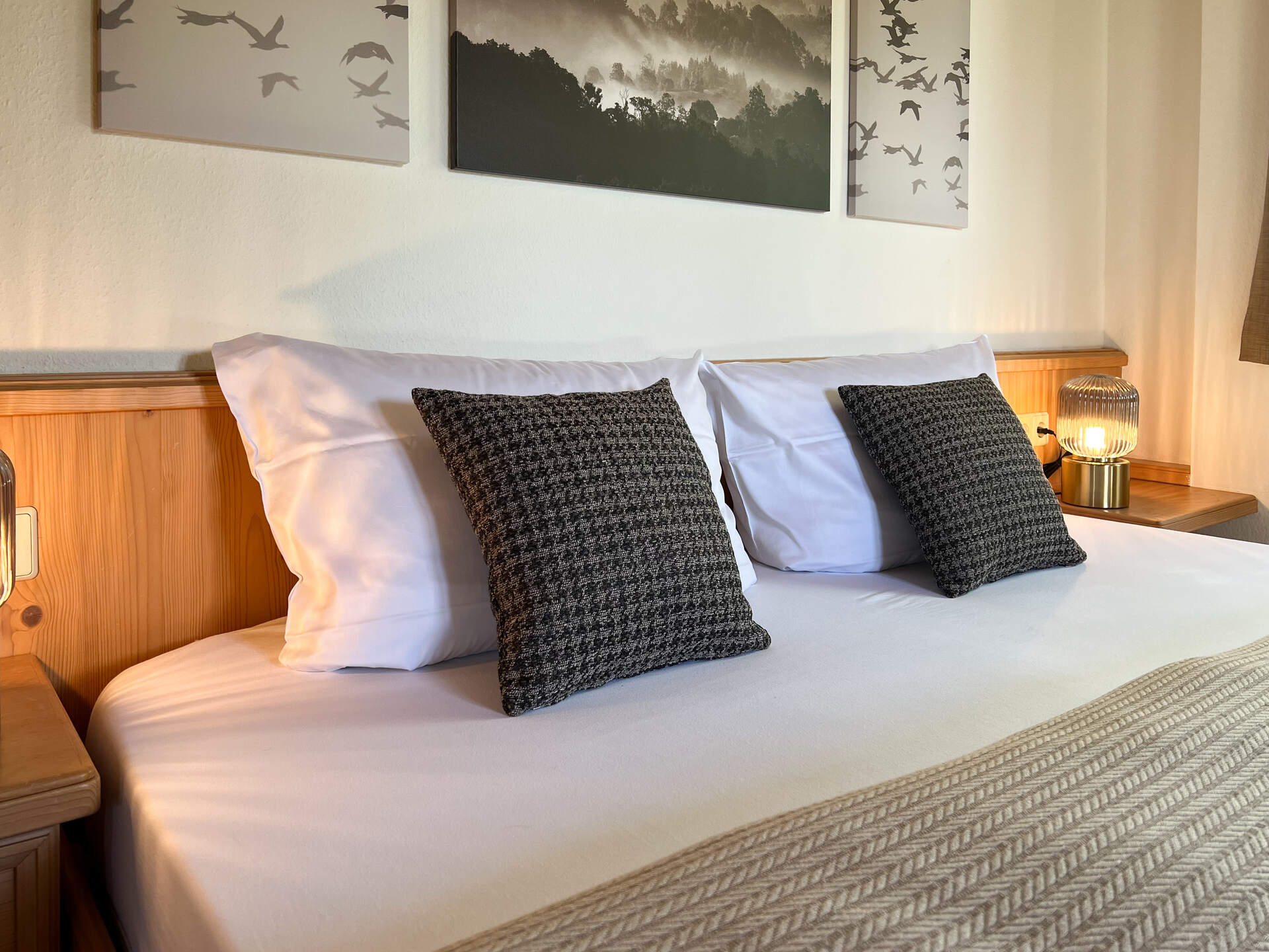 Nahaufnahme des Doppelbetts mit Kissen und HolzrahmenNahaufnahme des Doppelbetts mit Kissen und Holzrahmen