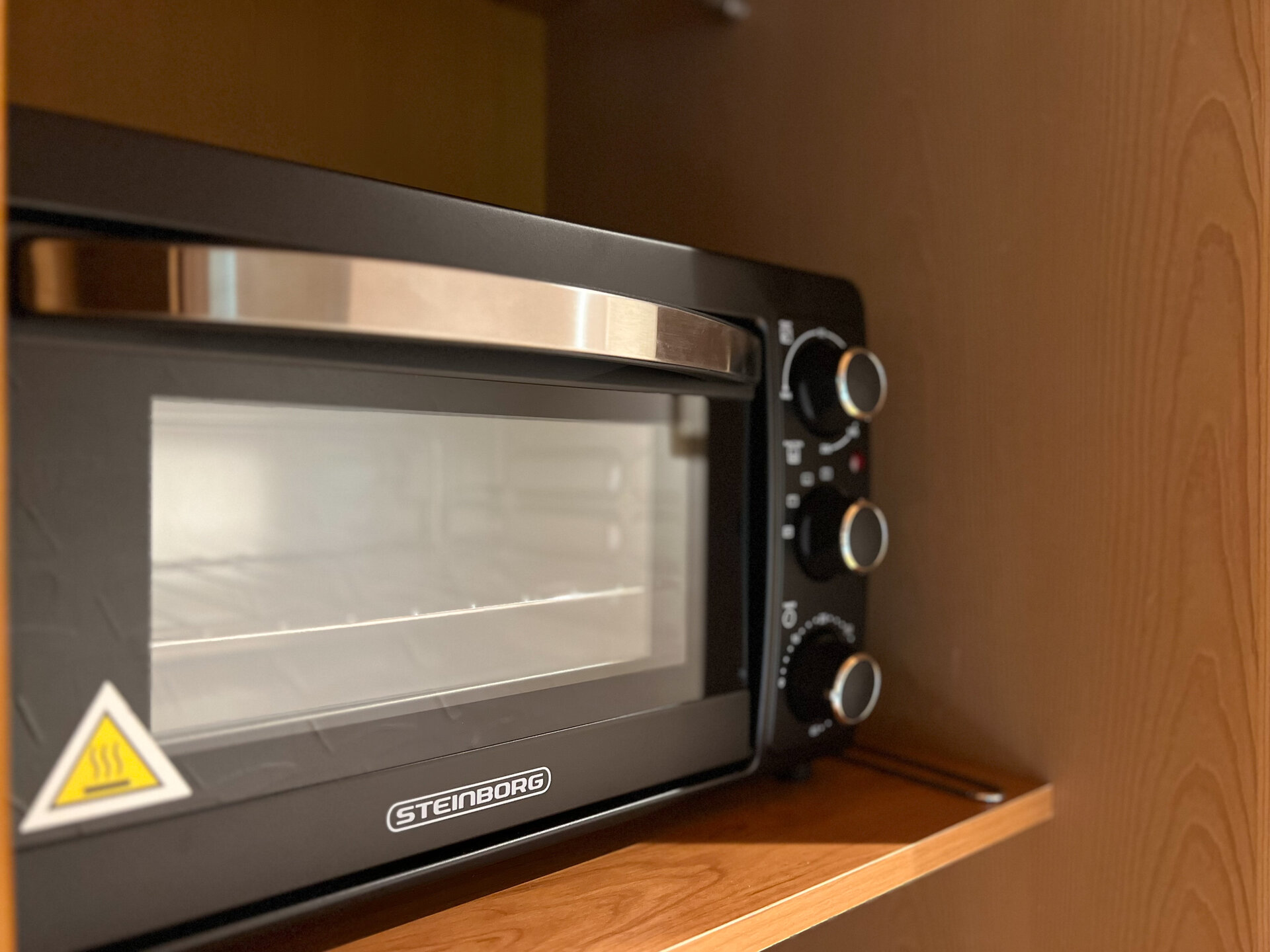 Moderne Mikrowelle mit Drehreglern in der Kuechenzeile