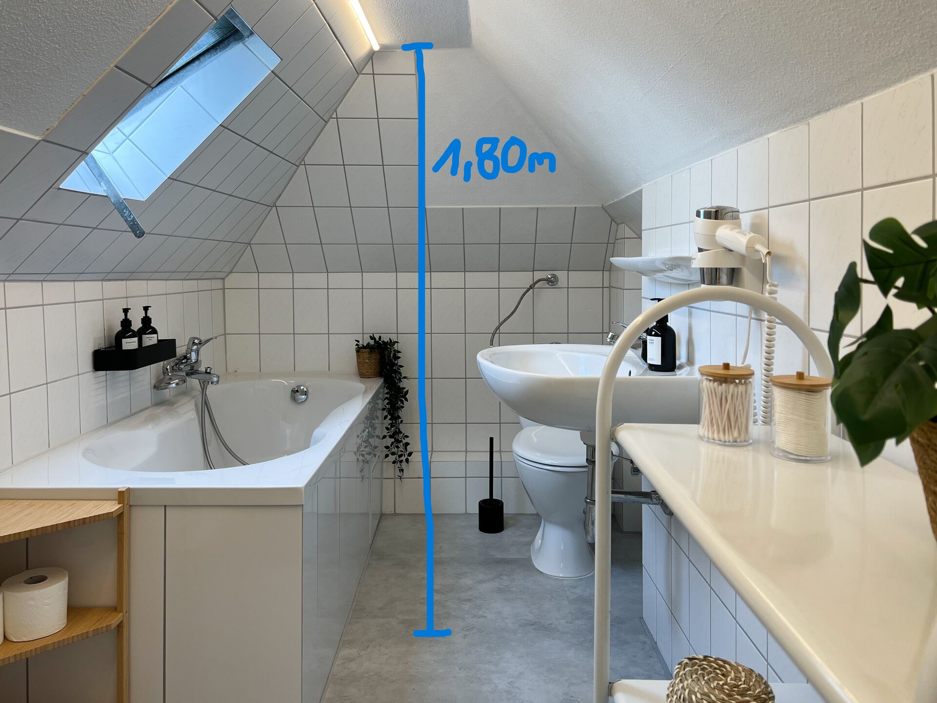 Bad mit niedriger Deckenhoehe und Dachfenster