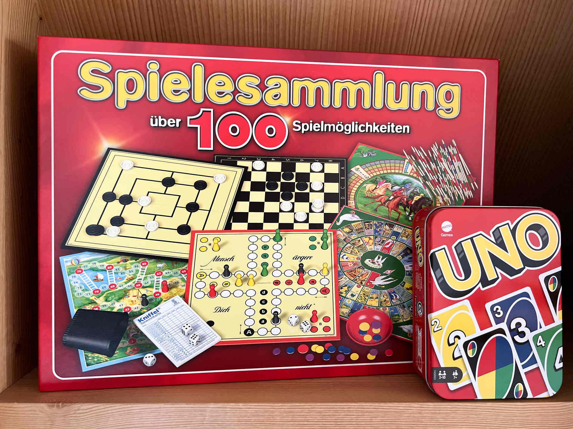 Spielesammlung mit UNO und Brettspielen