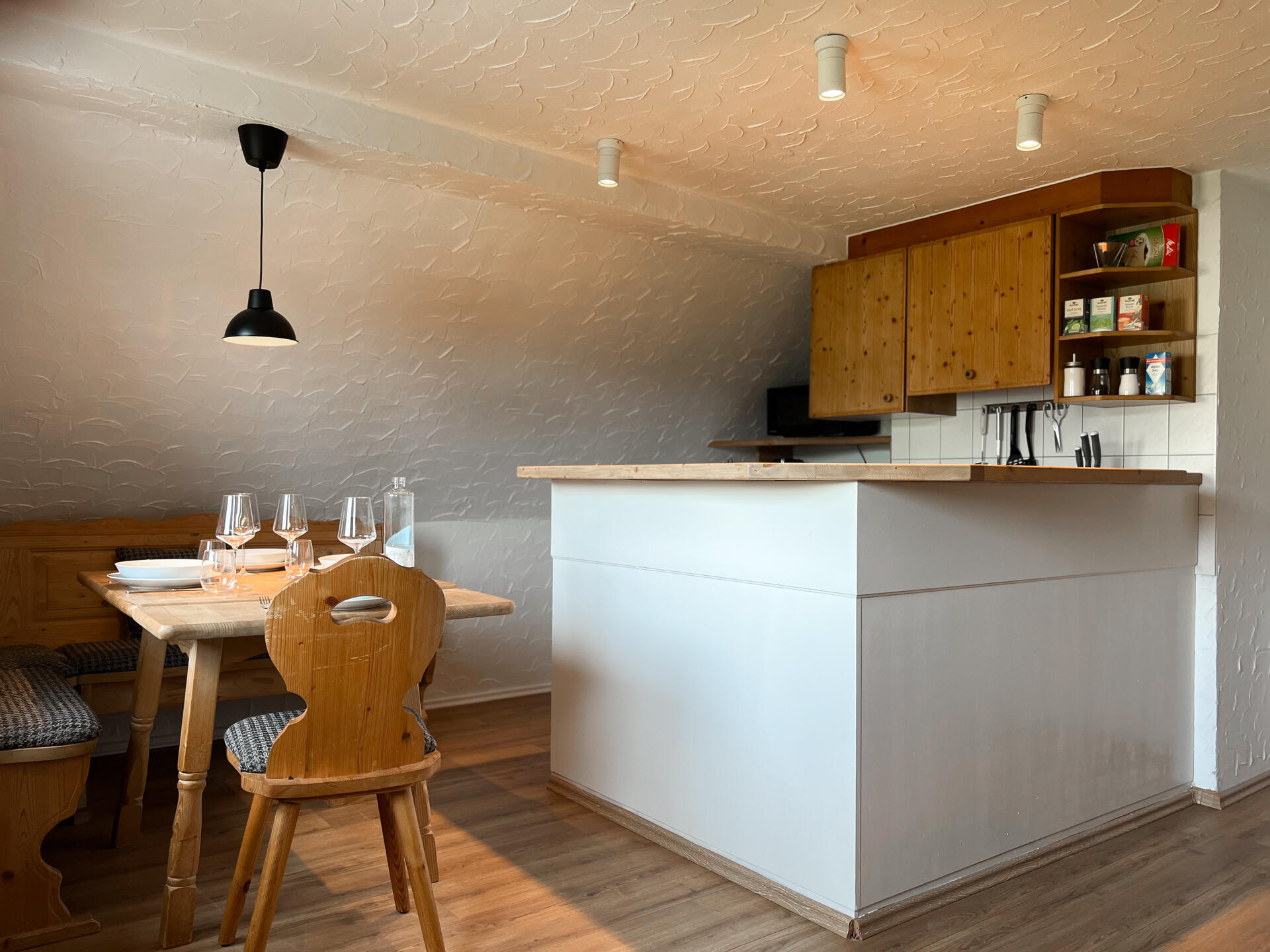 Essbereich mit Kueche und gedecktem Tisch