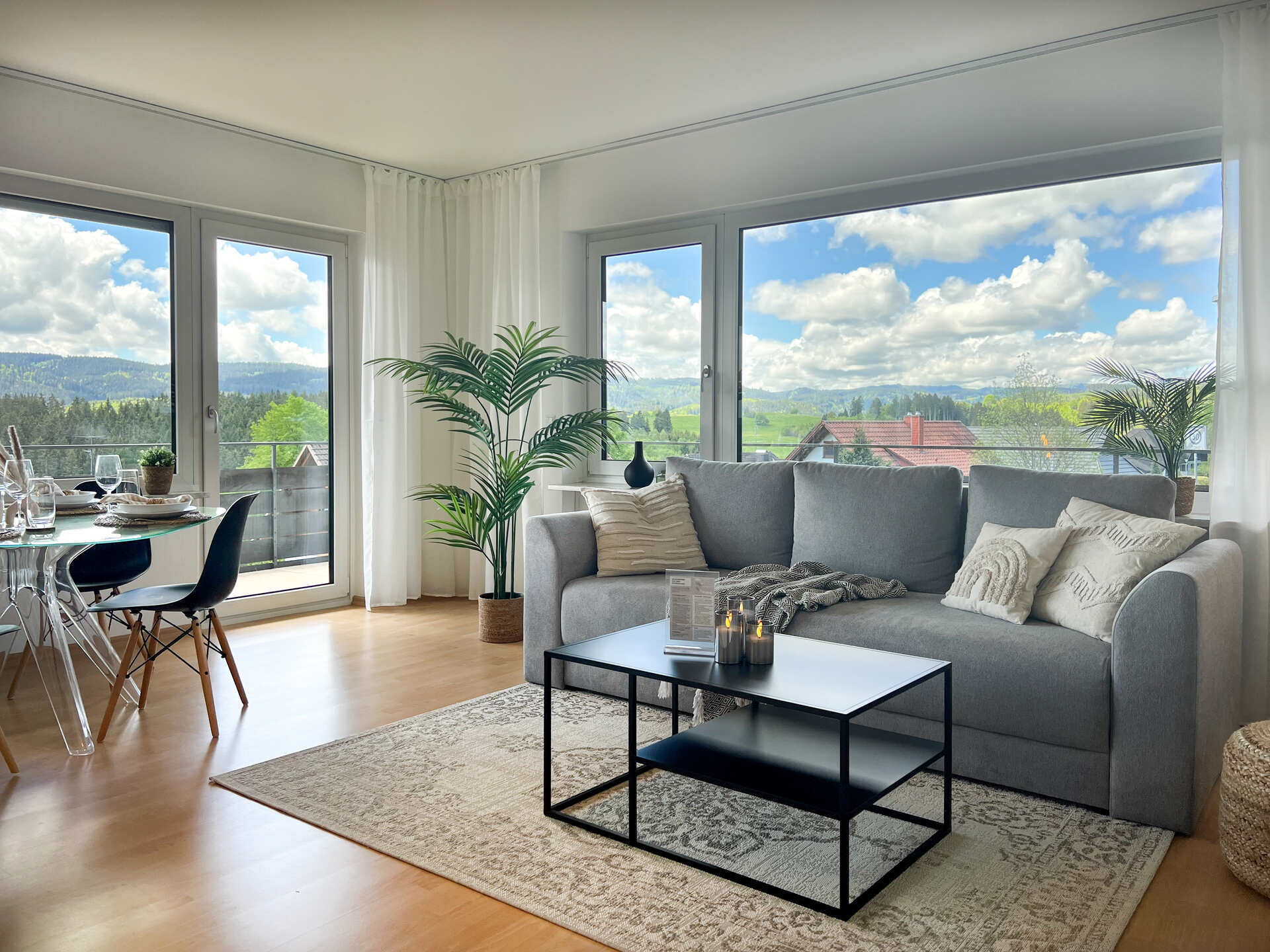 Wohnzimmer mit Sofaecke und Panoramablick