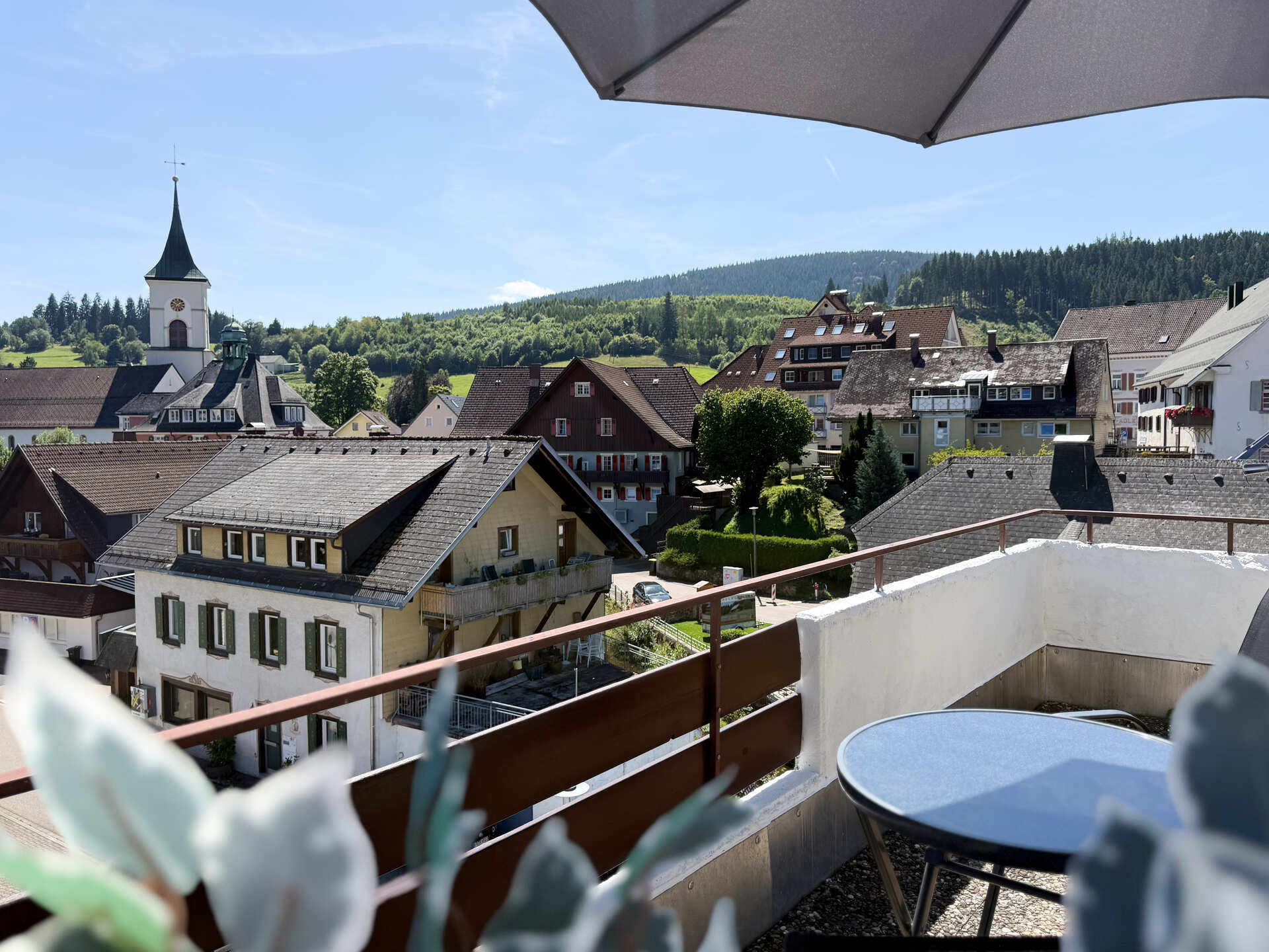 Balkonblick auf Kirchturm und Daecher von Lenzkirch