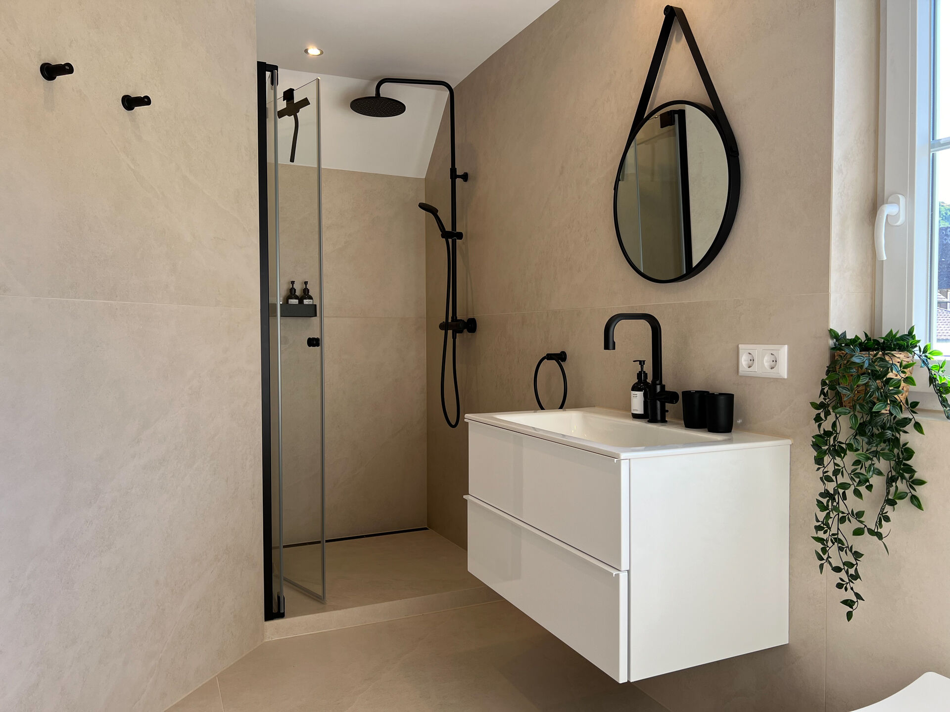 Modernes Badezimmer mit begehbarer Dusche und Glasabtrennung