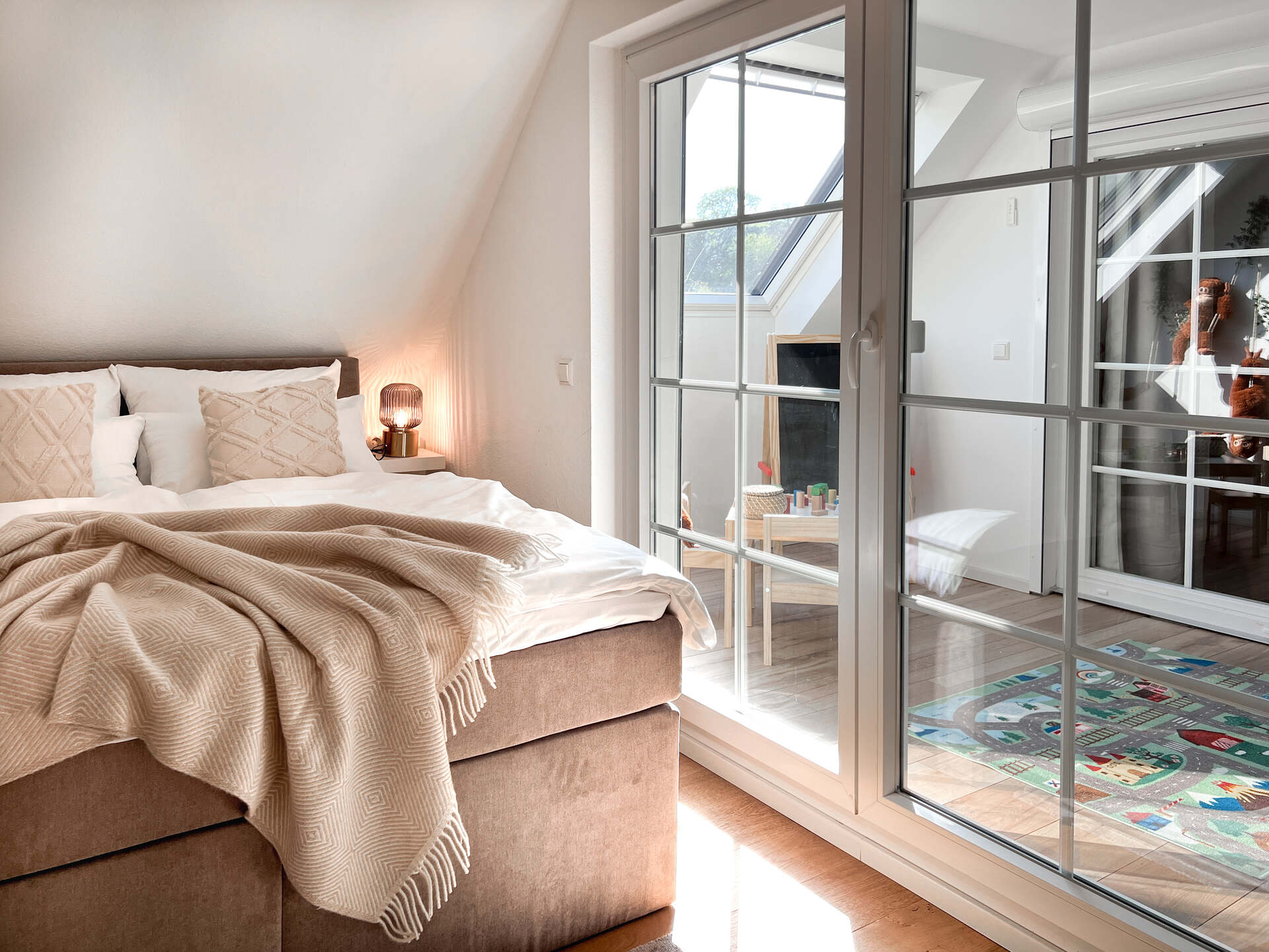 Blick vom Bett ins Spielezimmer mit Dachfenster