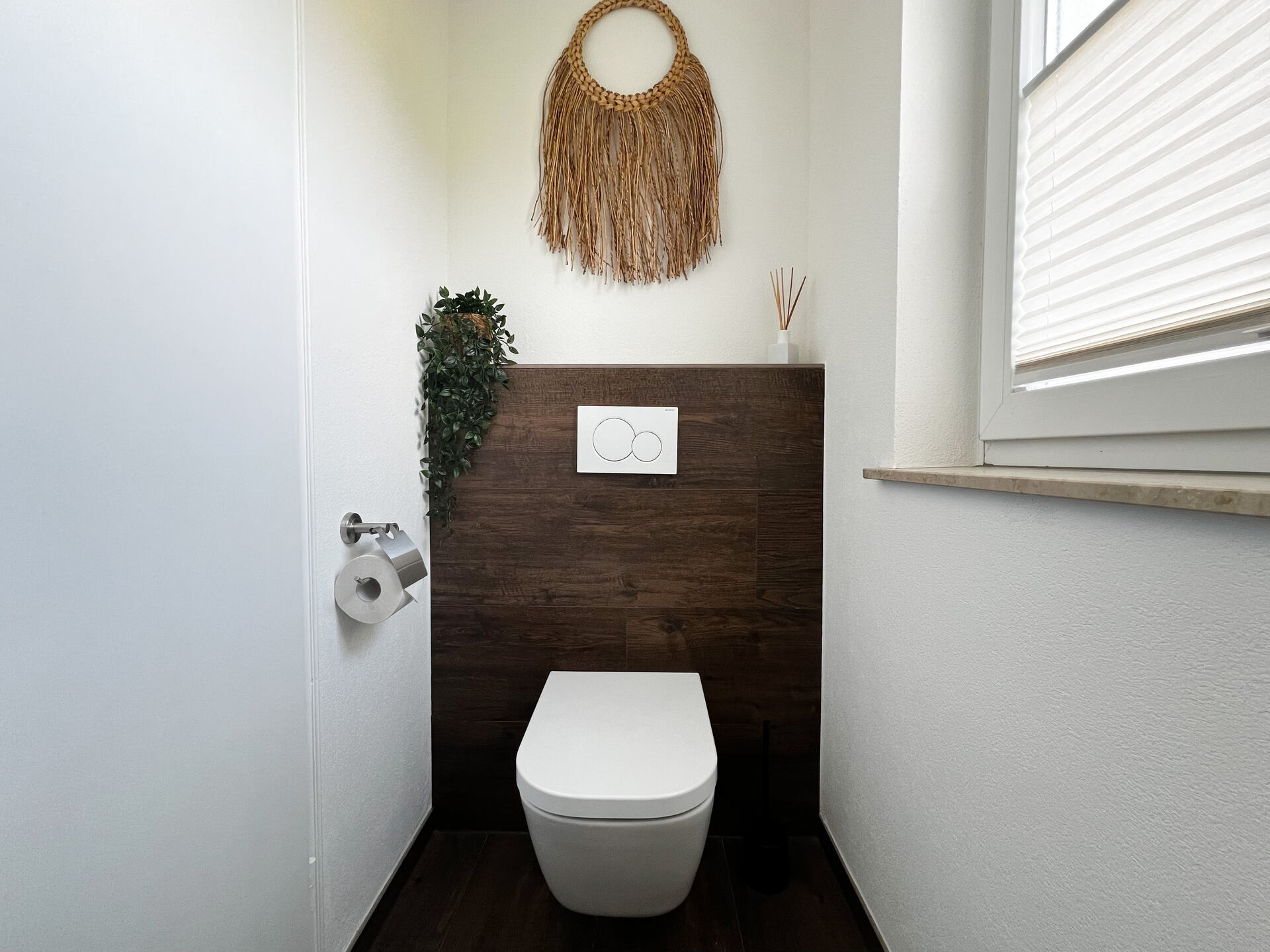 Gaeste-WC mit moderner Ausstattung und Fenster