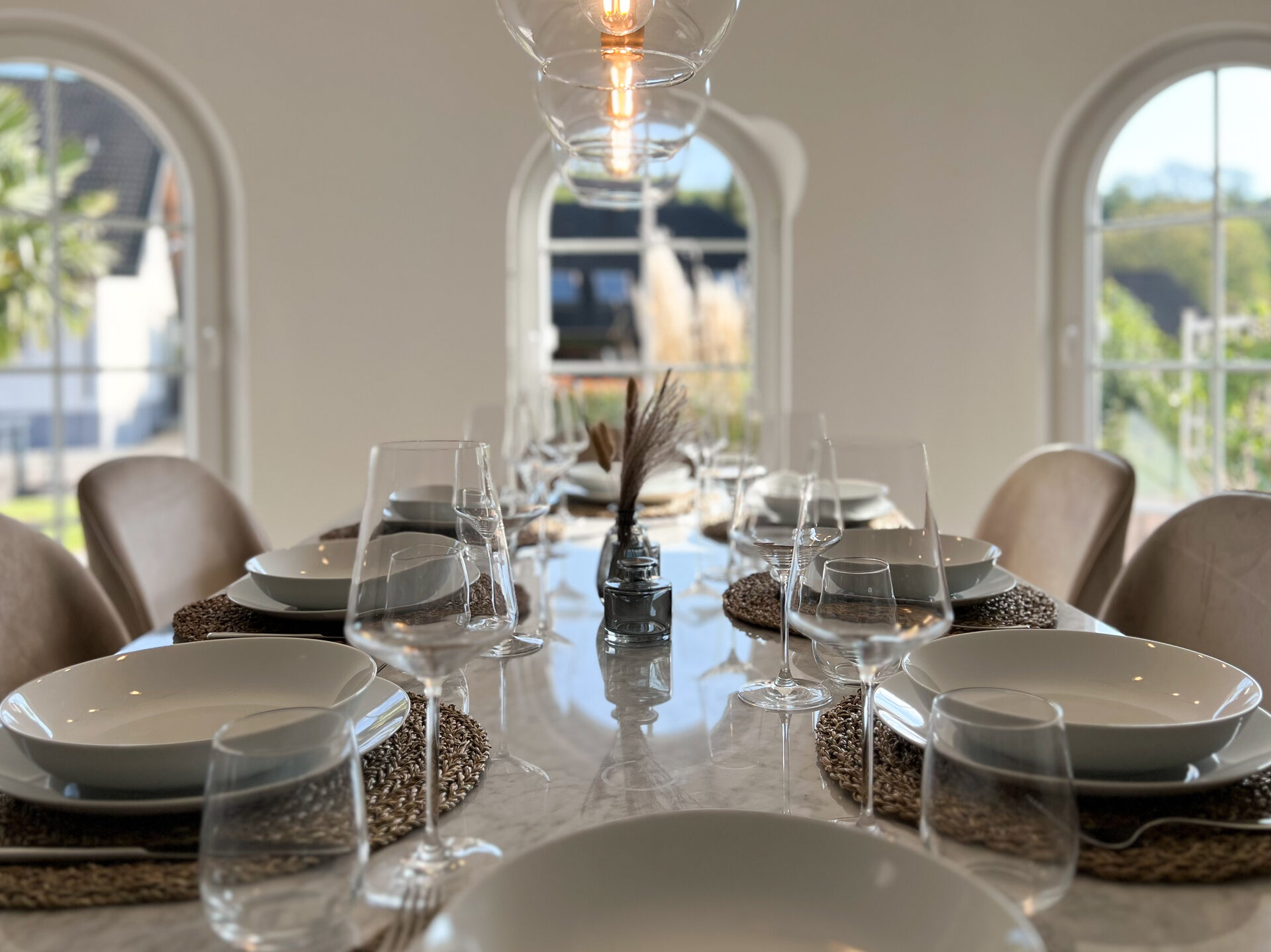 Nahaufnahme des gedeckten Esstischs mit eleganter Tischdekoration