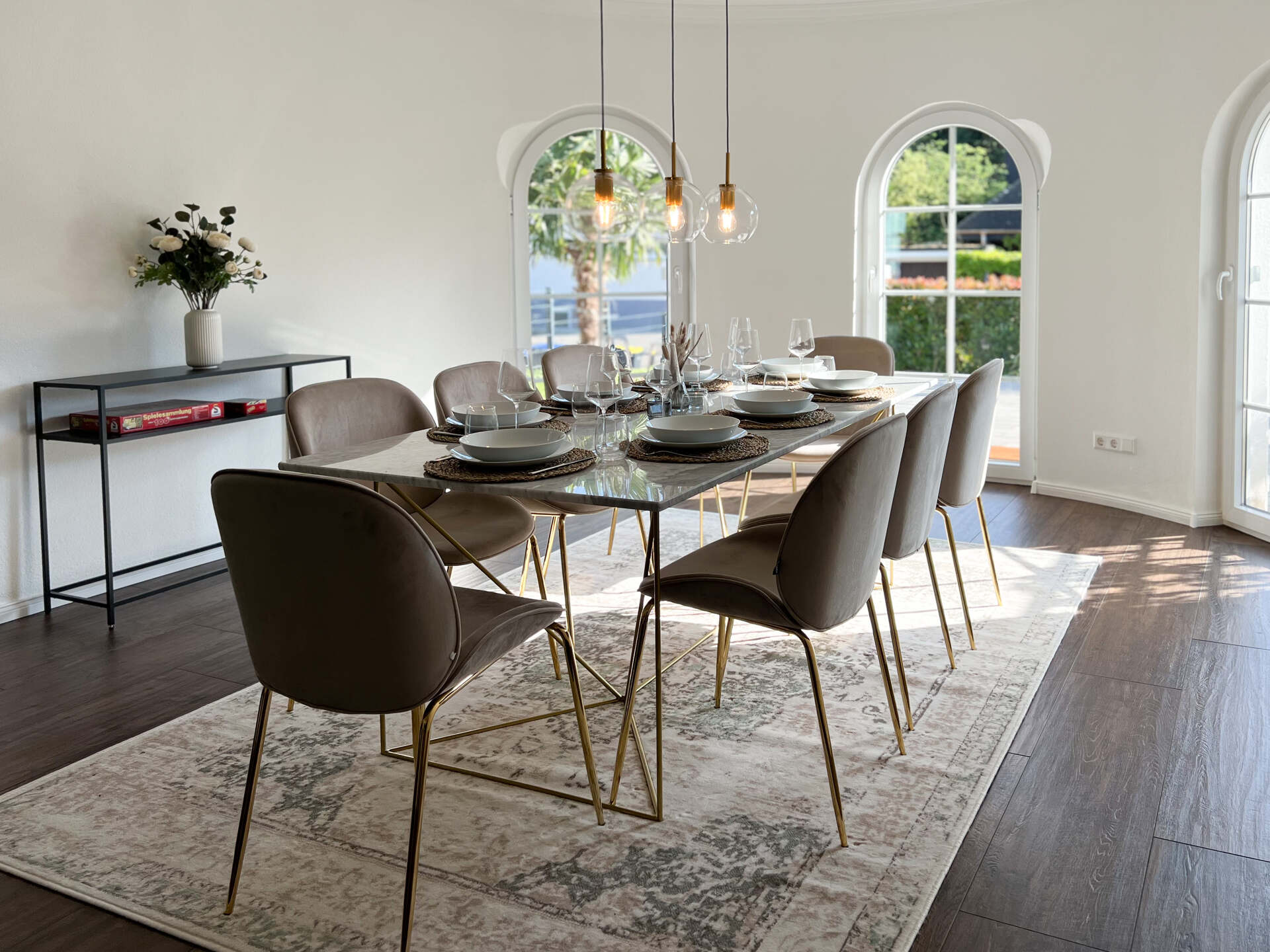 Essbereich mit grossem Tisch und stilvoll gedeckter Tafel