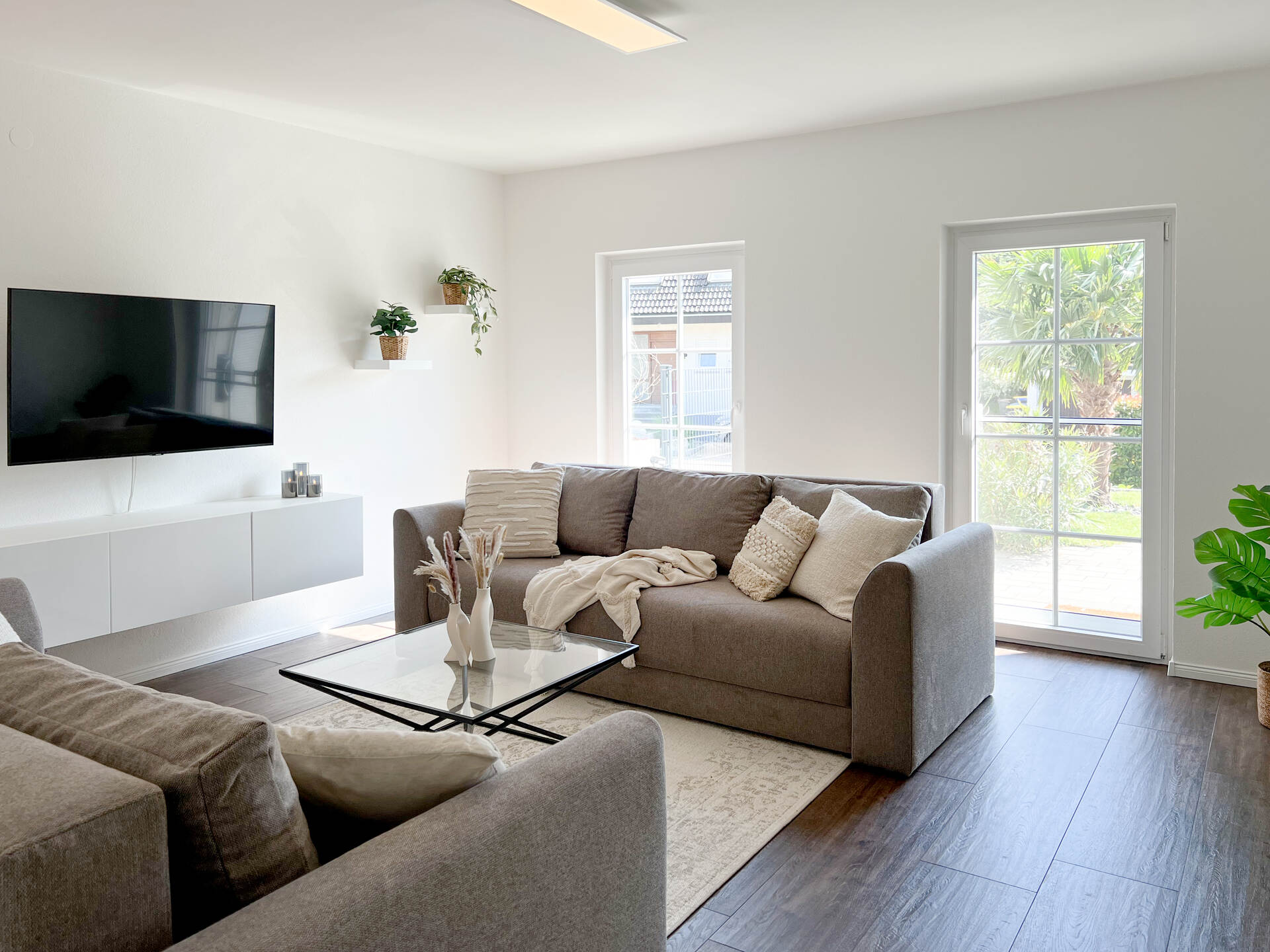 Helles Wohnzimmer mit zwei Sofas und Fenster