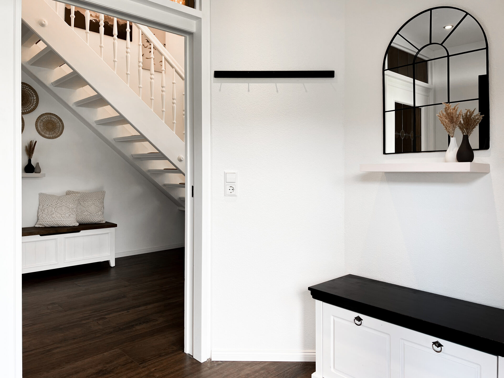 Garderobe mit Spiegel und Sitzbank im Flur