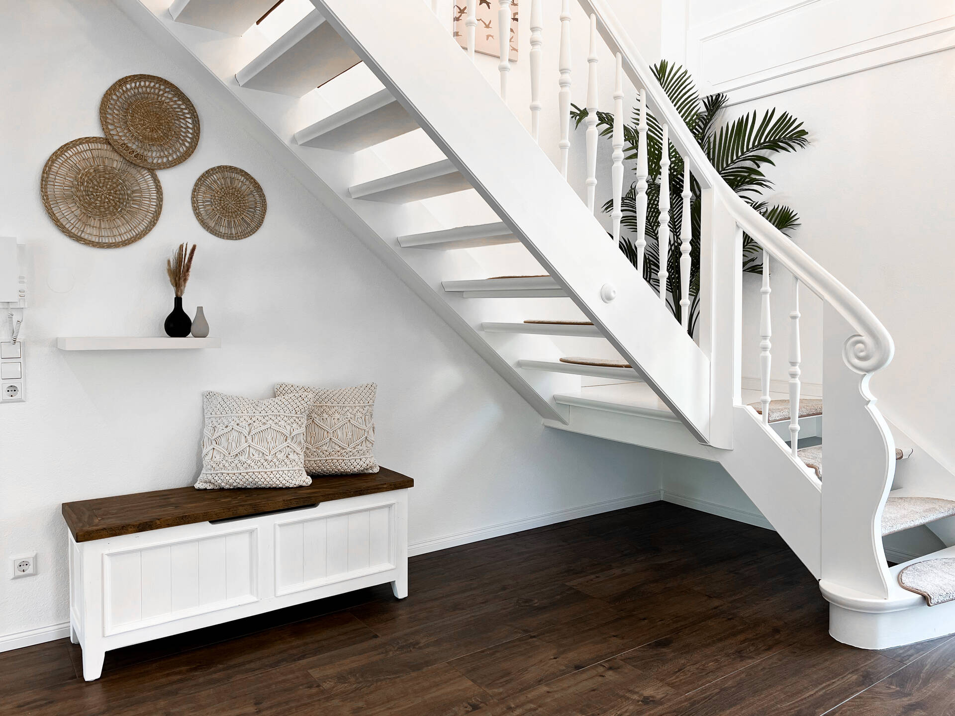 Eingangsbereich mit Treppe und Sitzbank