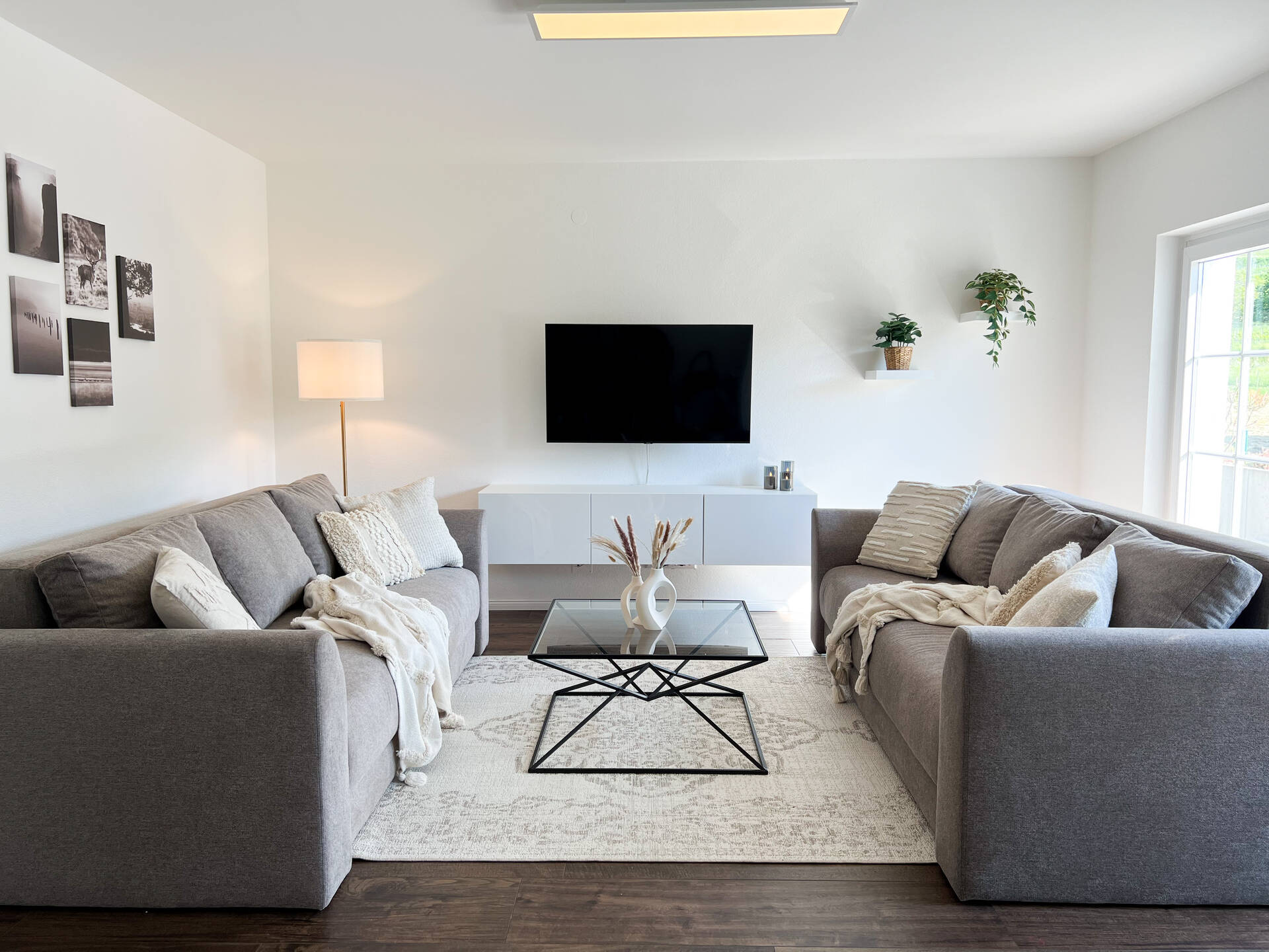 Sofaecke mit Fernseher und Wandbildern
