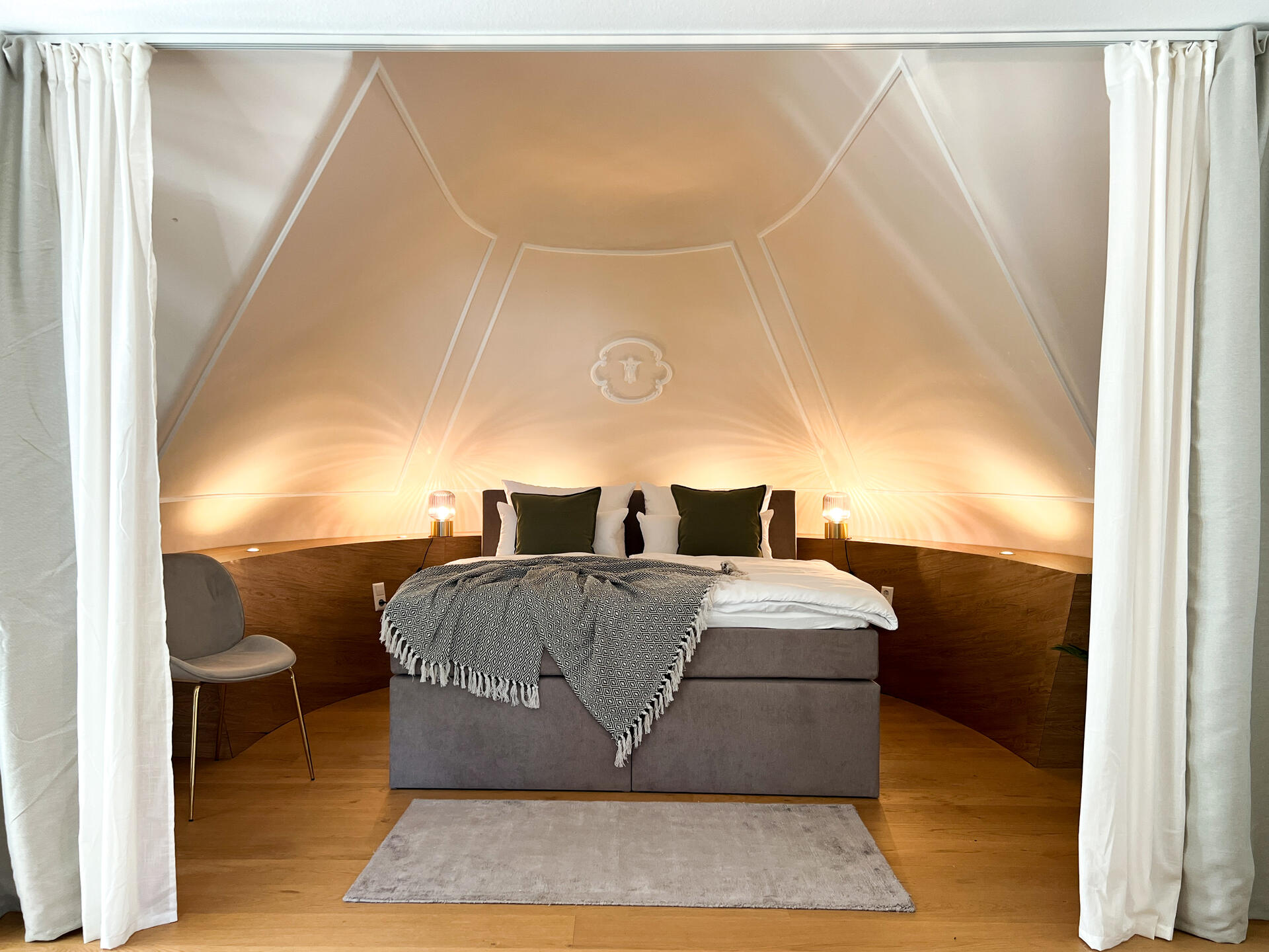 Gemuetliches Schlafzimmer mit Nische und Vorhaengen