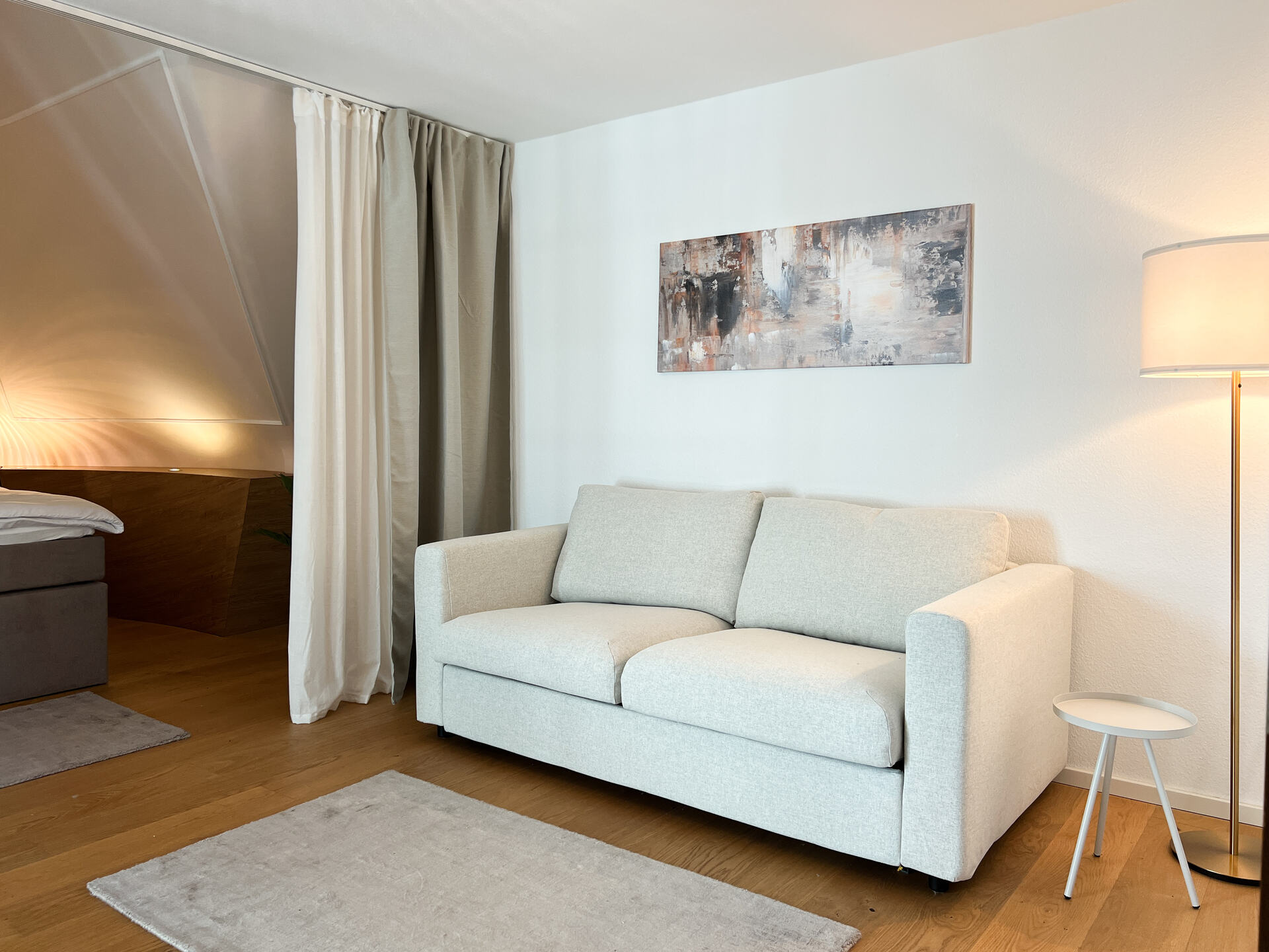 Zweiersofa im Schlafzimmer mit Wandbild