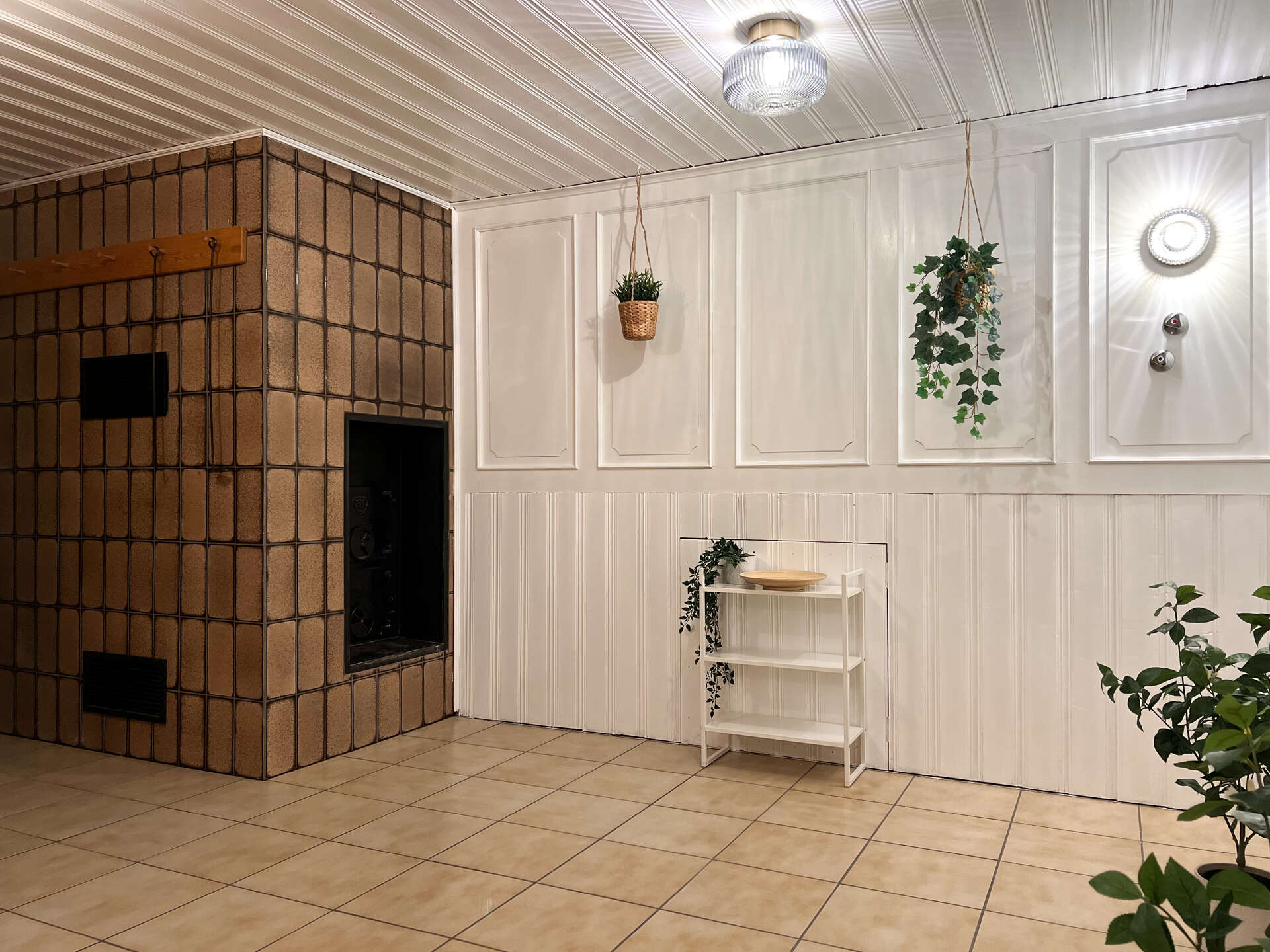 Sauna-Ruheraum mit Fliesenboden und Pflanzen