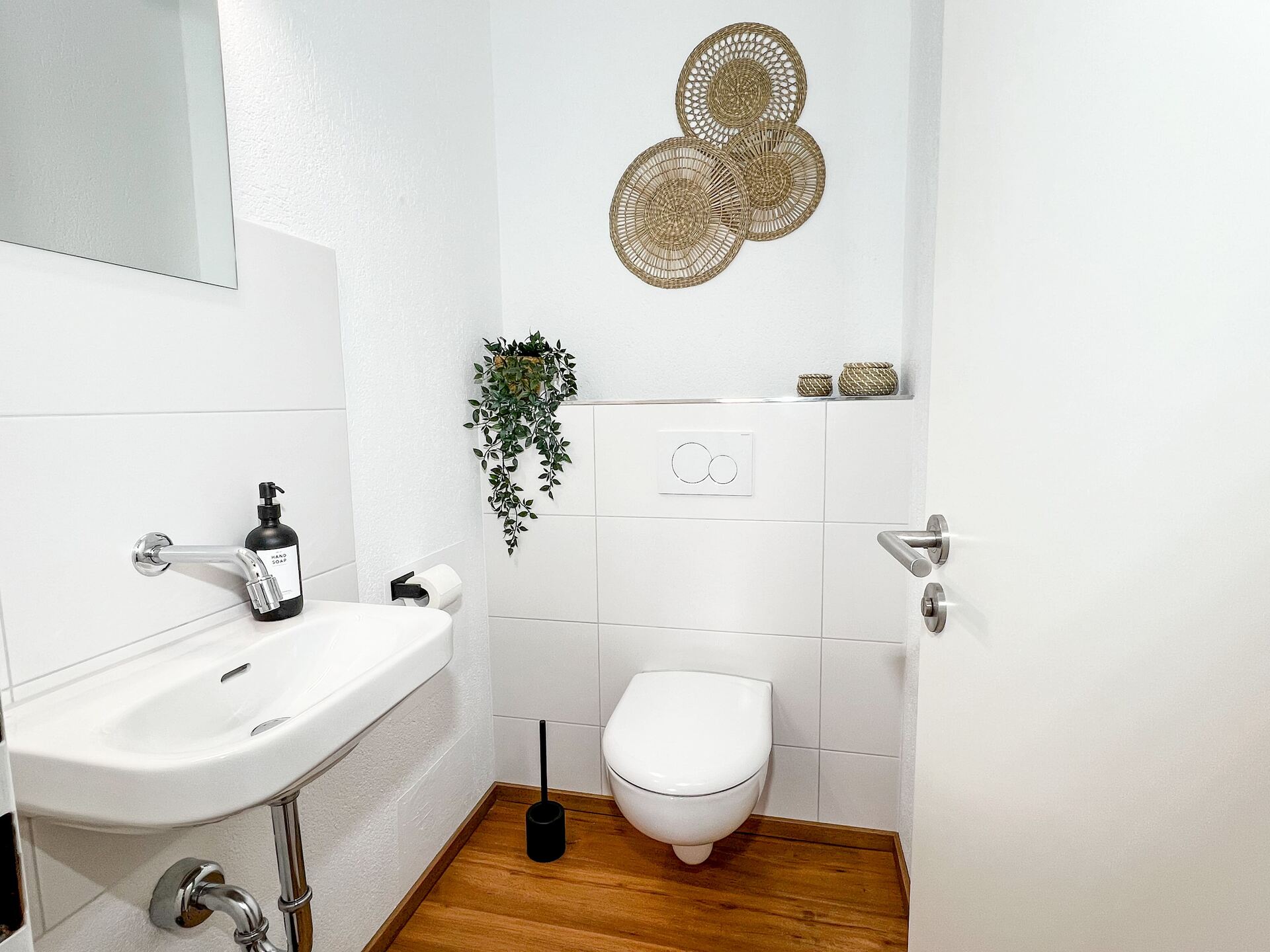 Separate Toilette mit Waschbecken und Deko