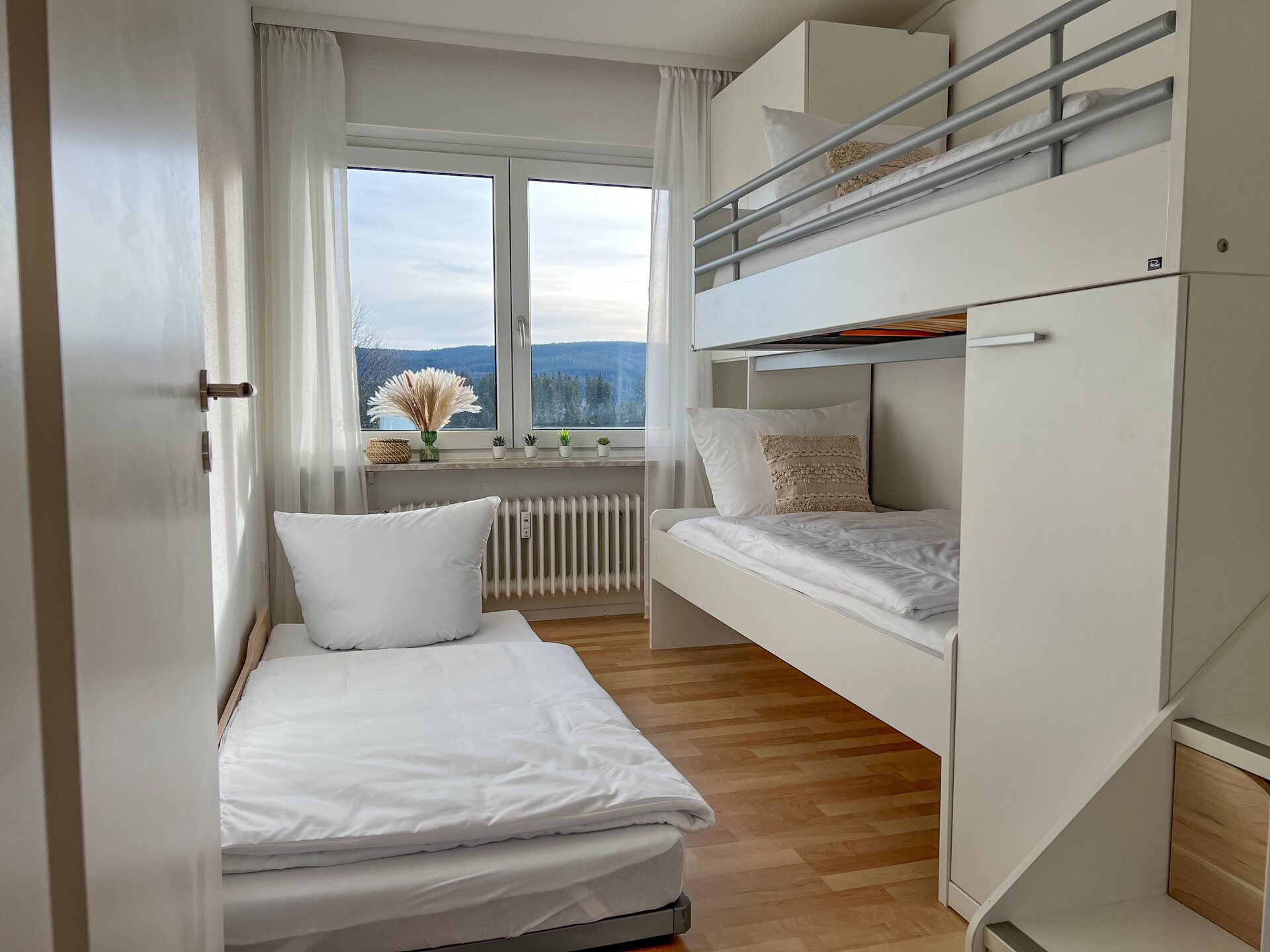 Stockbett mit Ausziehbett im Kinderzimmer