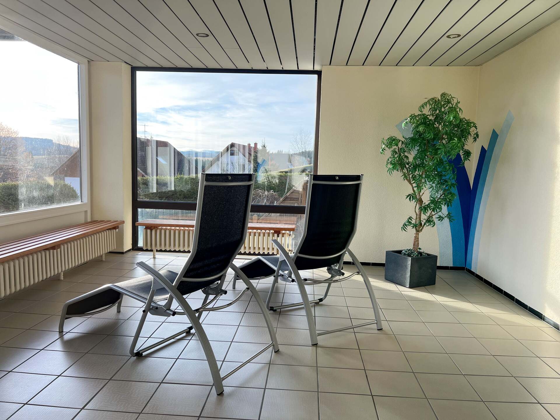 Liegestuehle im Ruhebereich am Schwimmbad