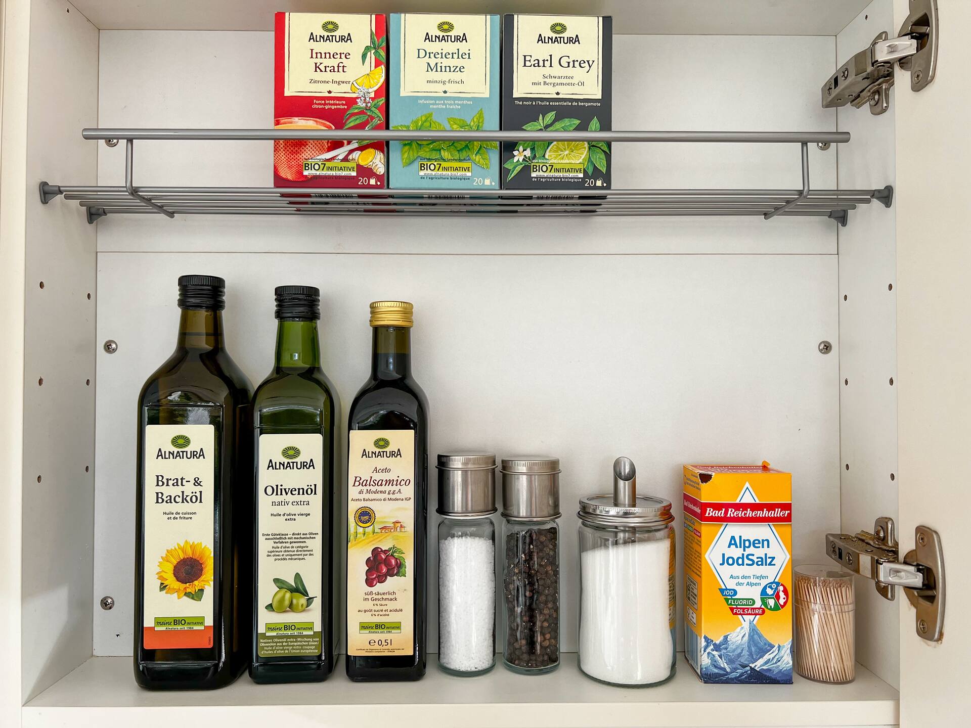 Kuechenschrank mit Oel, Tee und Gewuerzen